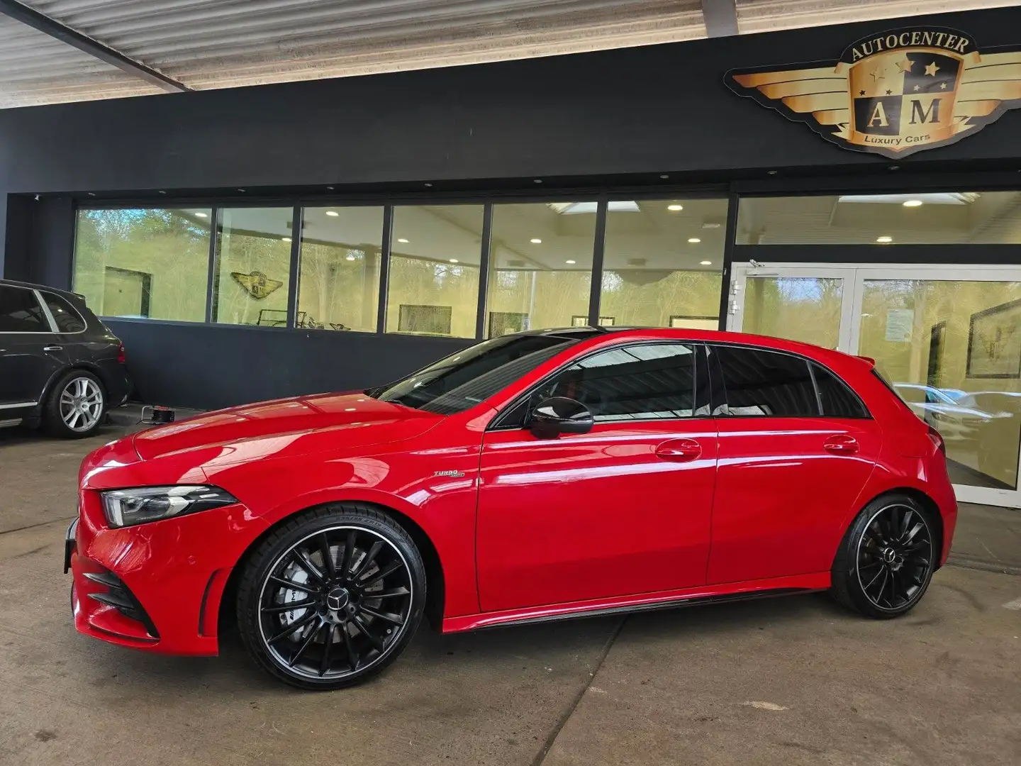 Mercedes-Benz A 35 AMG 4Matic NIGHT/PANORAMA/LED/HuD/BURMESTER Red - 2