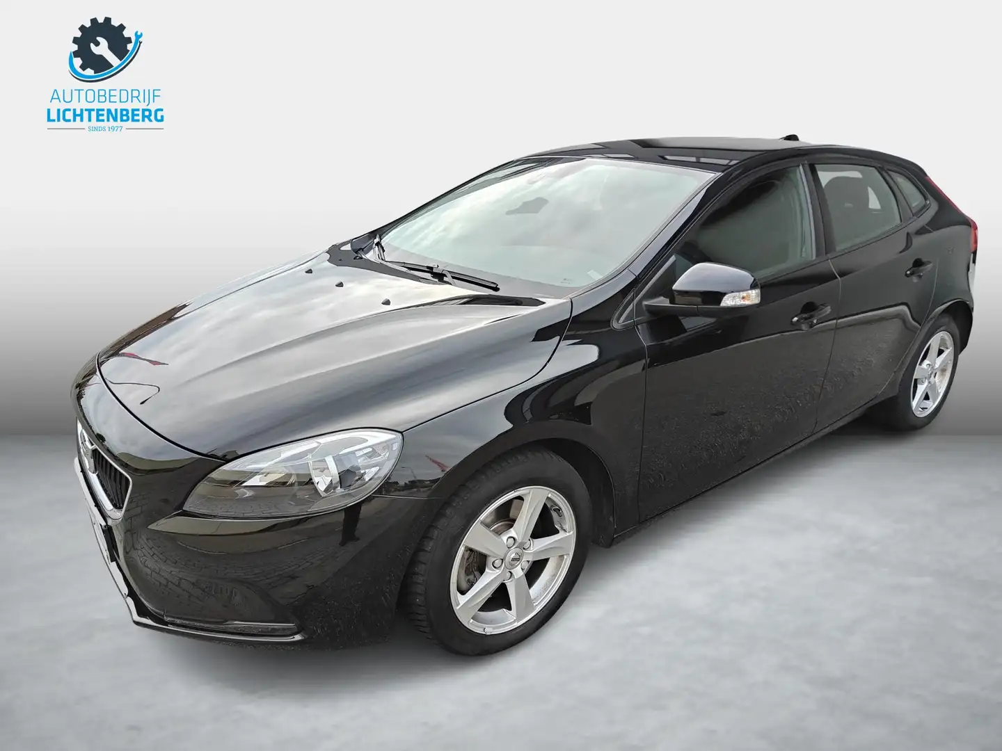 Volvo V40 2.0 T2 Momentum Noir - 1