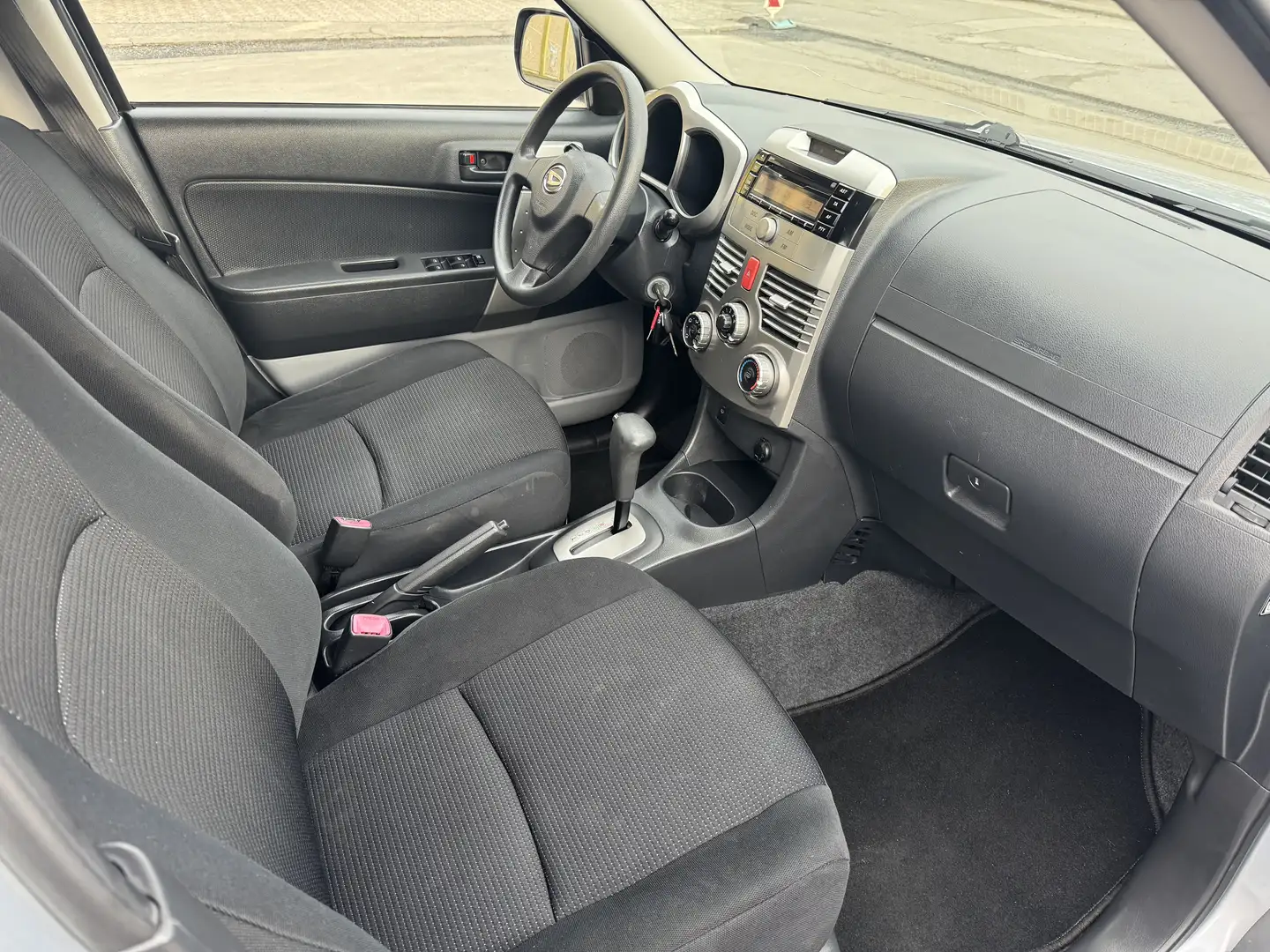 Daihatsu Terios Basis1.5 105PS Automatik / 4X4 / Klima Silber - 2