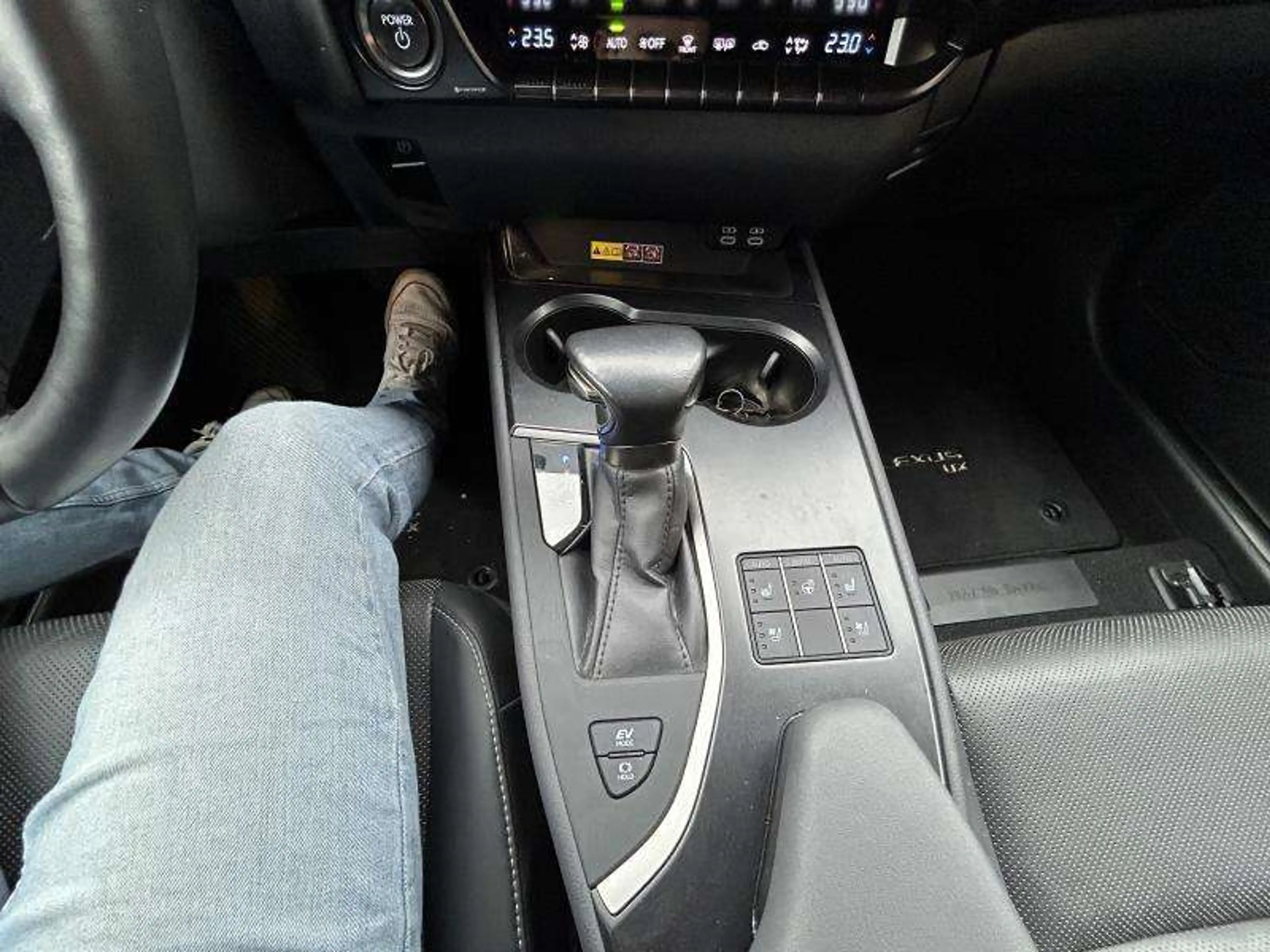 Lexus UX 250h Privilege Line — photo 15