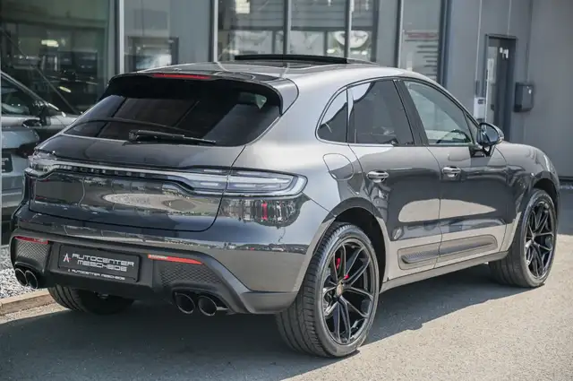 Porsche Macan view 4