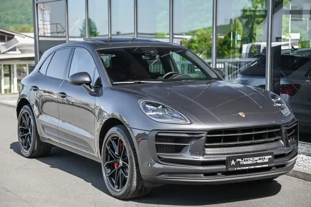 Porsche Macan view 3