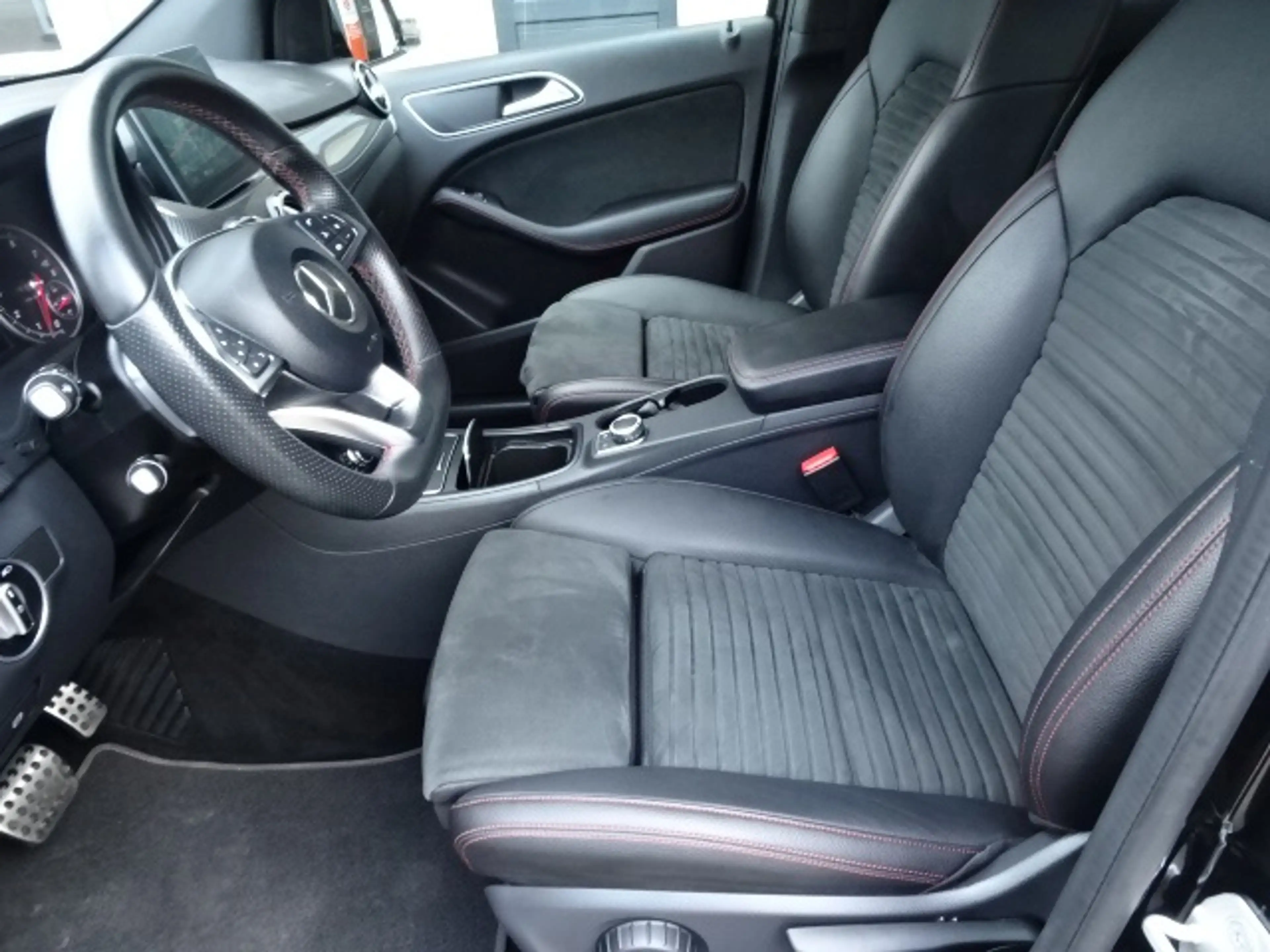 Mercedes-Benz B 180 Business Solution AMG — photo 13