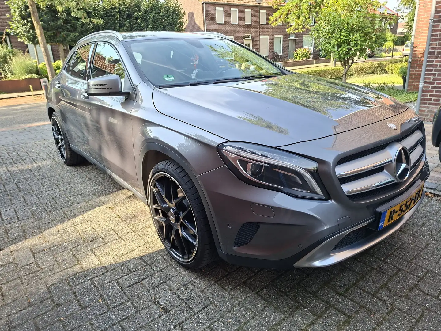 Mercedes-Benz GLA 180 Prestige Szary - 2