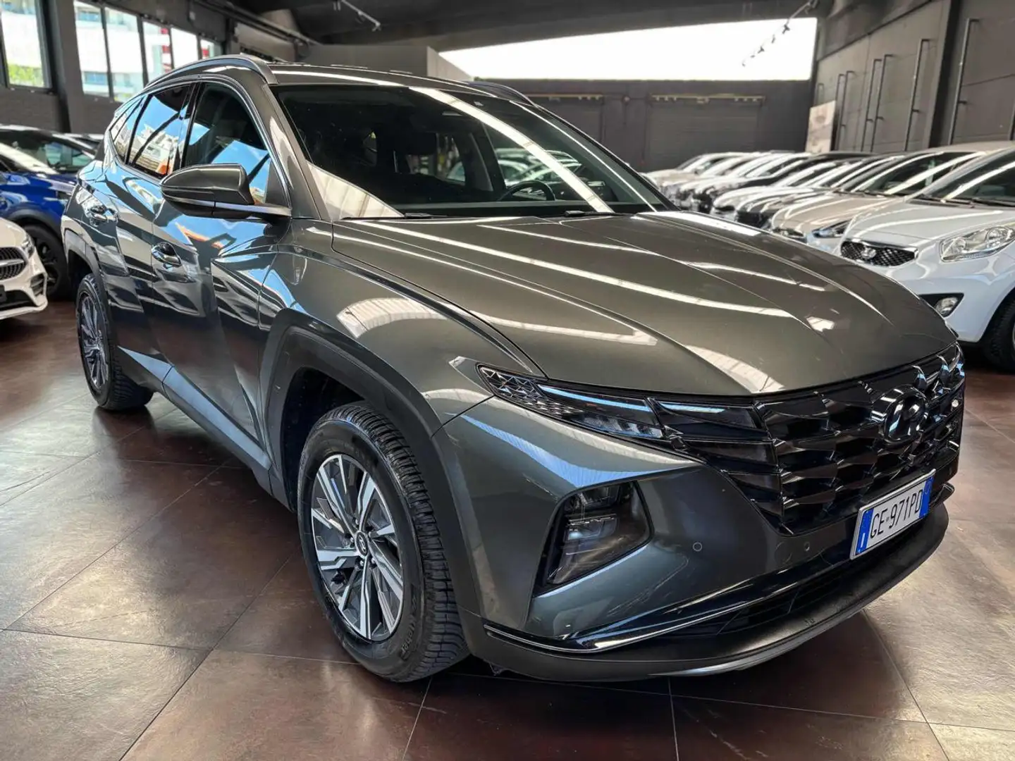 Hyundai TUCSON 1.6 HEV aut. XLine Grijs - 2