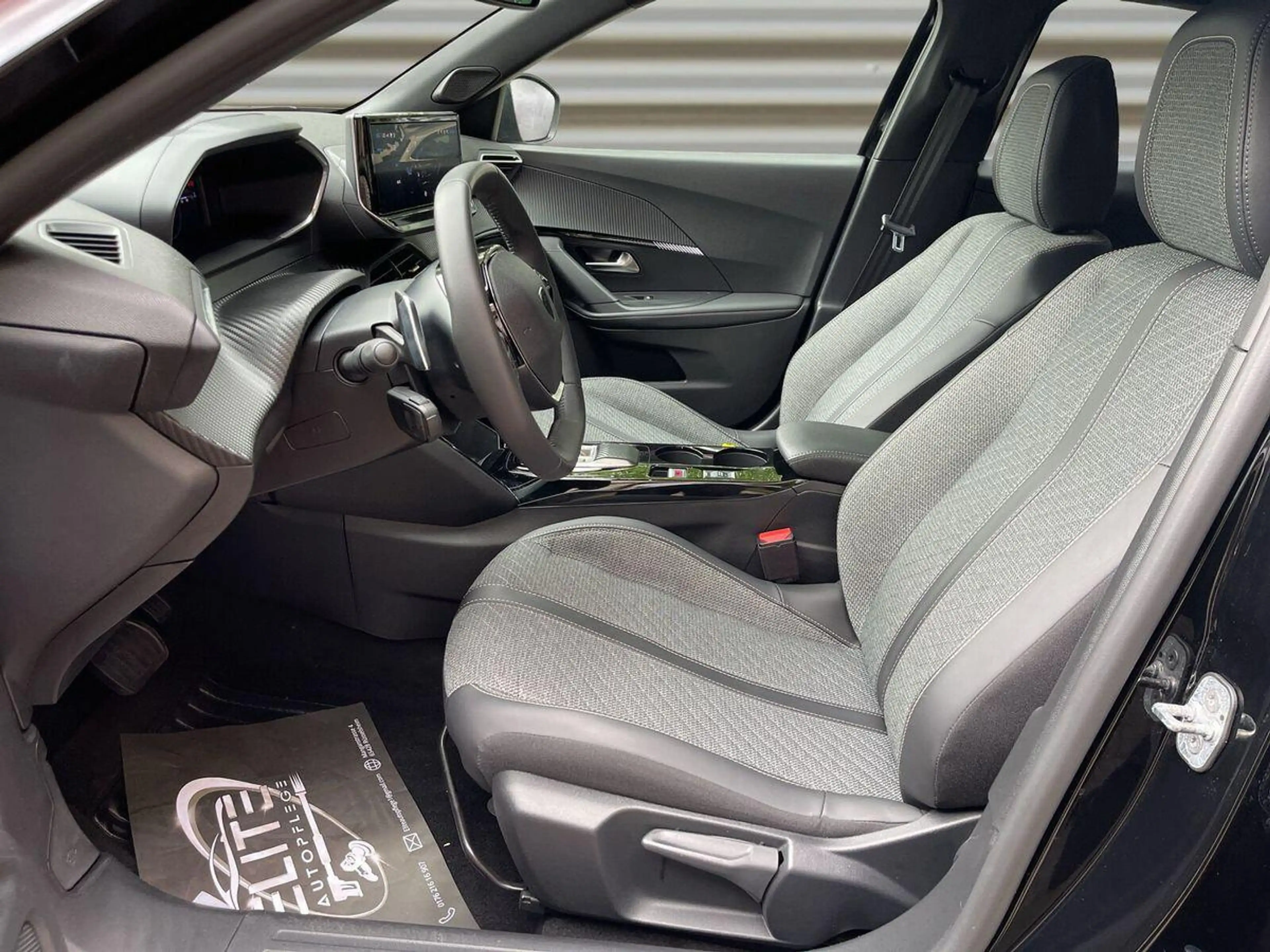 Peugeot 2008 1.2 PureTech Allure EAT8 Navi+R-Kam+LED+ACC+PDC+ — photo 11