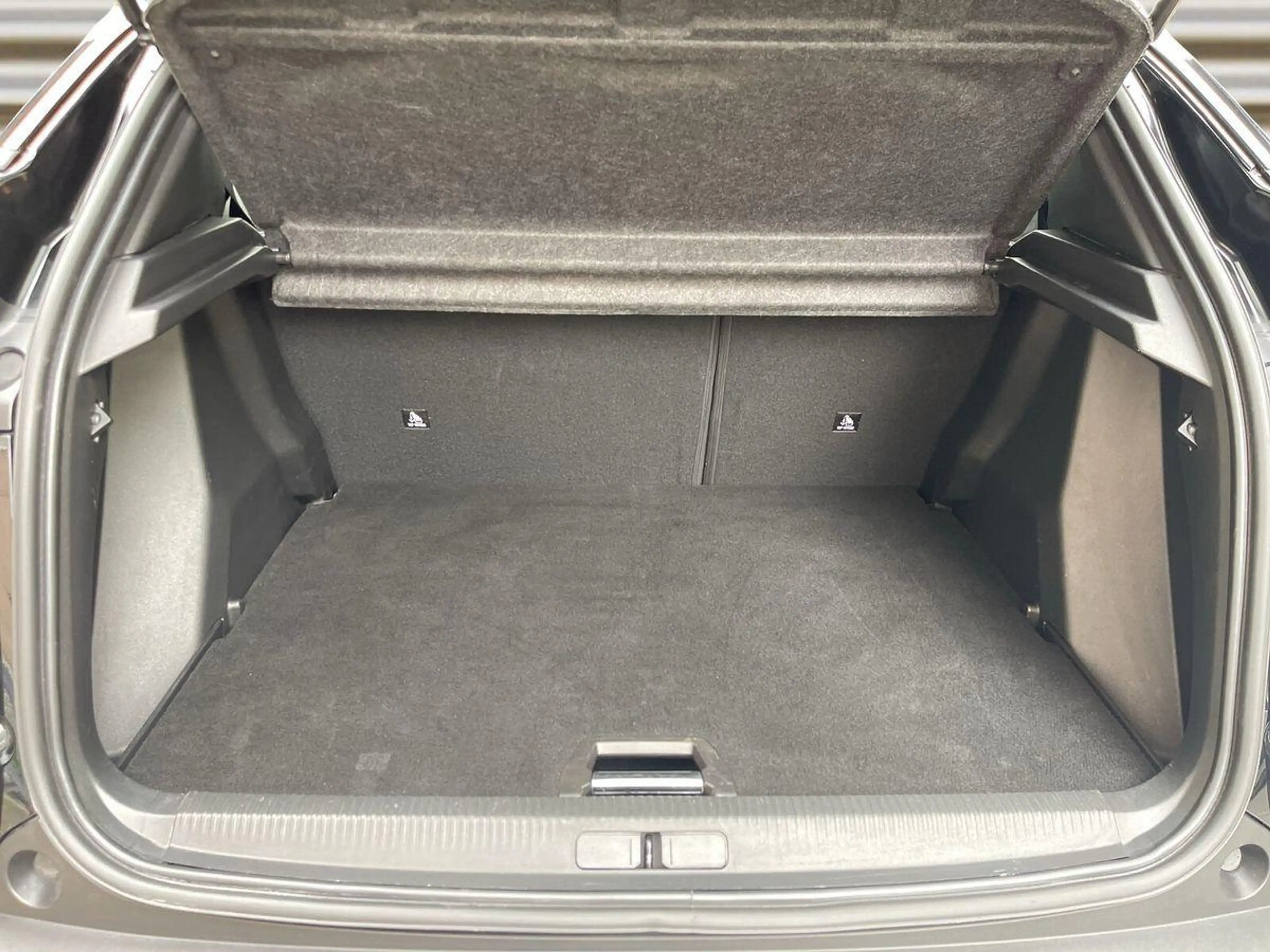 Peugeot 2008 1.2 PureTech Allure EAT8 Navi+R-Kam+LED+ACC+PDC+ — photo 5