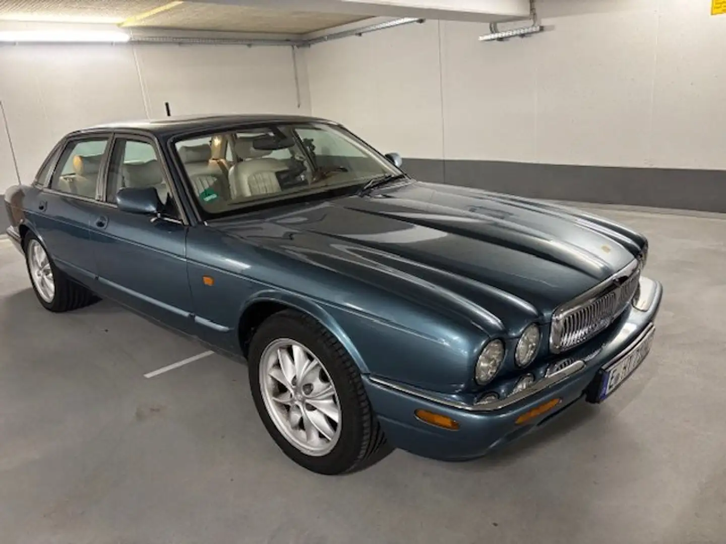 Jaguar XJ40 Sovereing Blau - 1