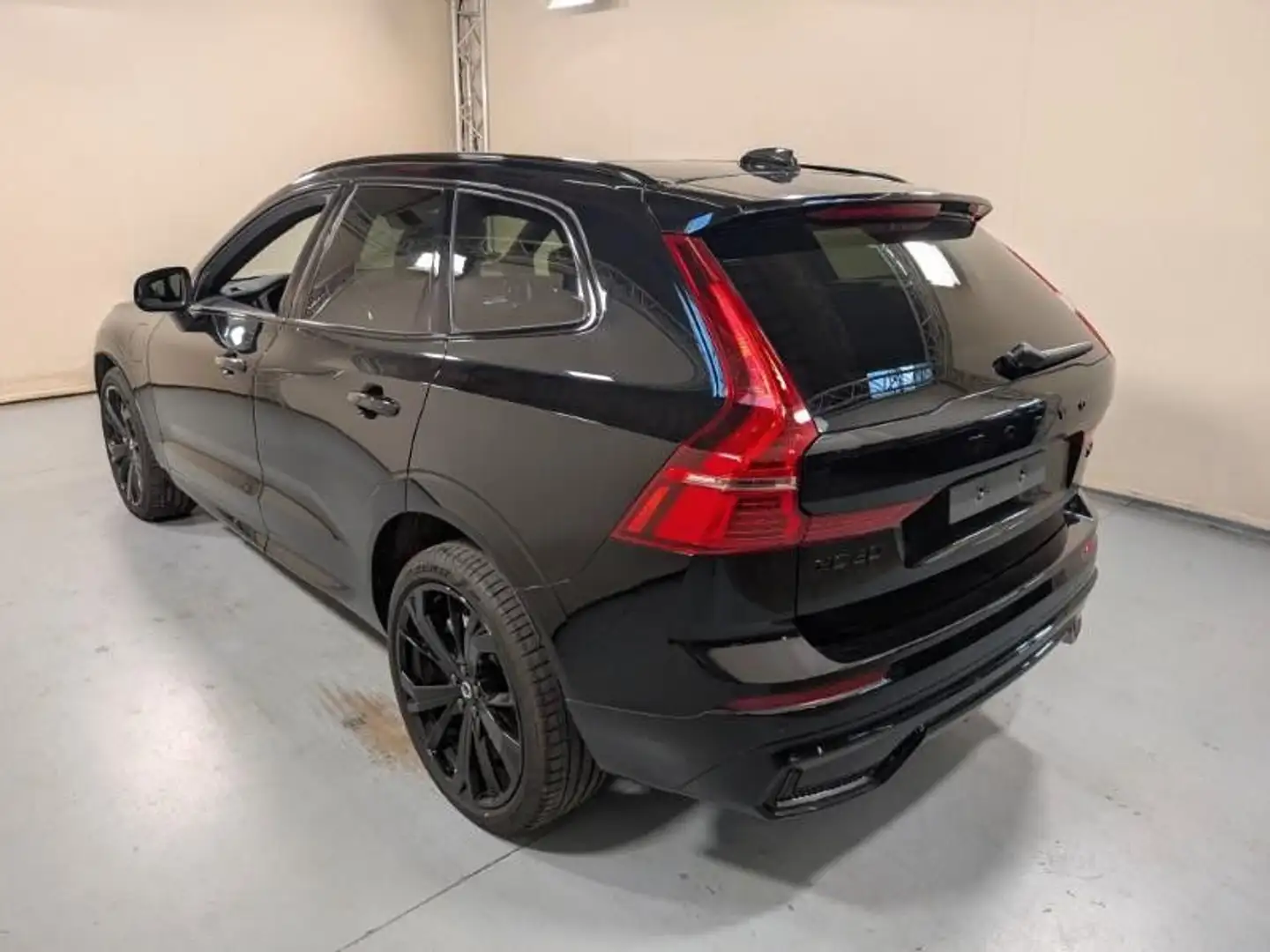Volvo XC60 Plus Black Edition Plug-In Hybrid Schwarz - 2