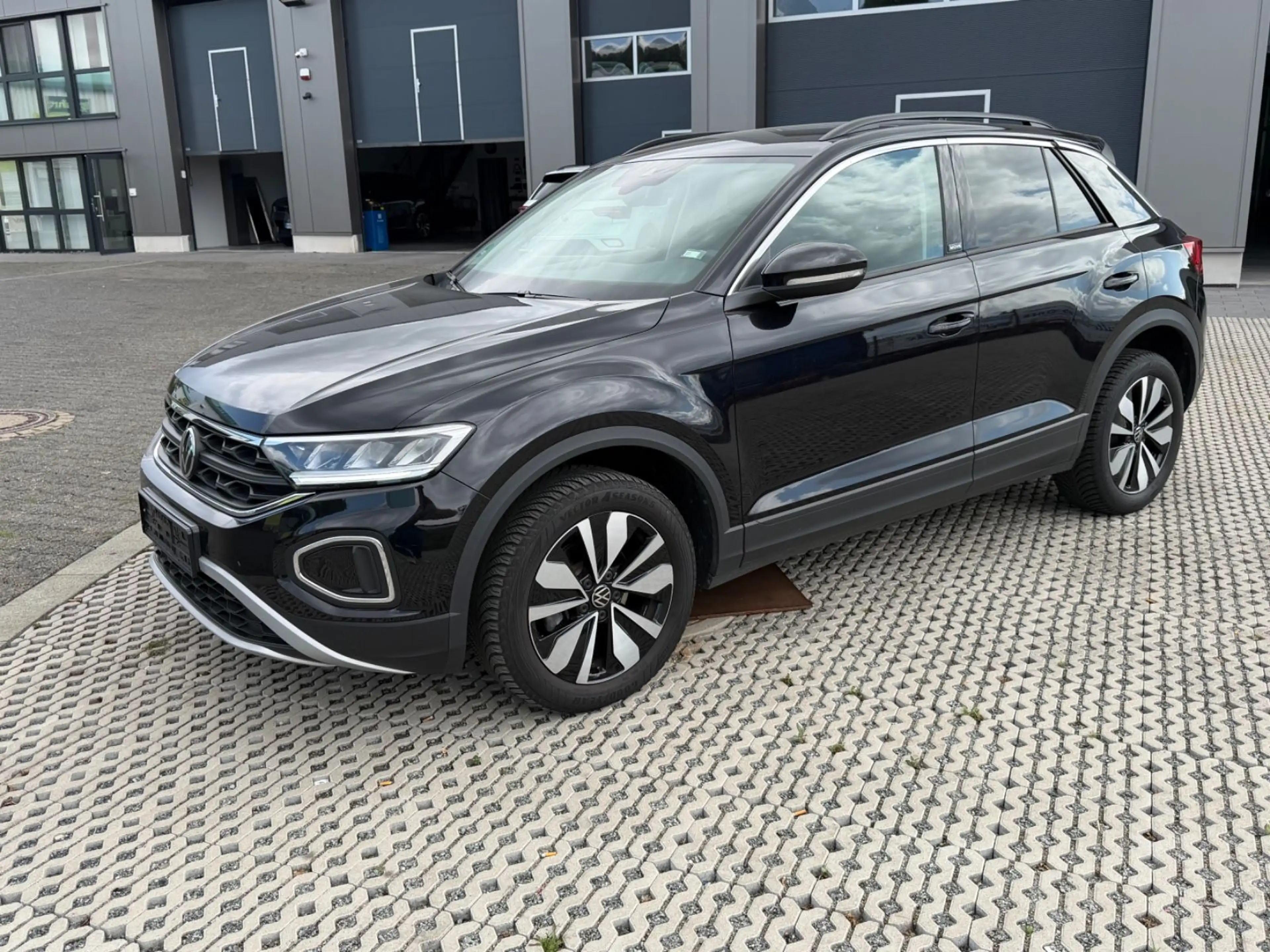 Volkswagen T-Roc Move — photo 2