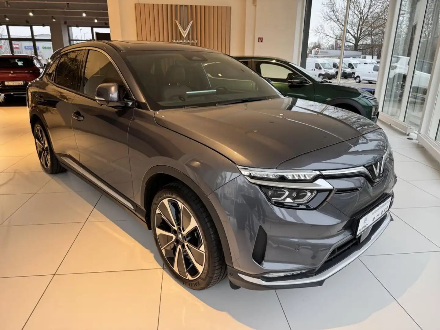 VinFast VF 8 AWD Plus Grau - 2