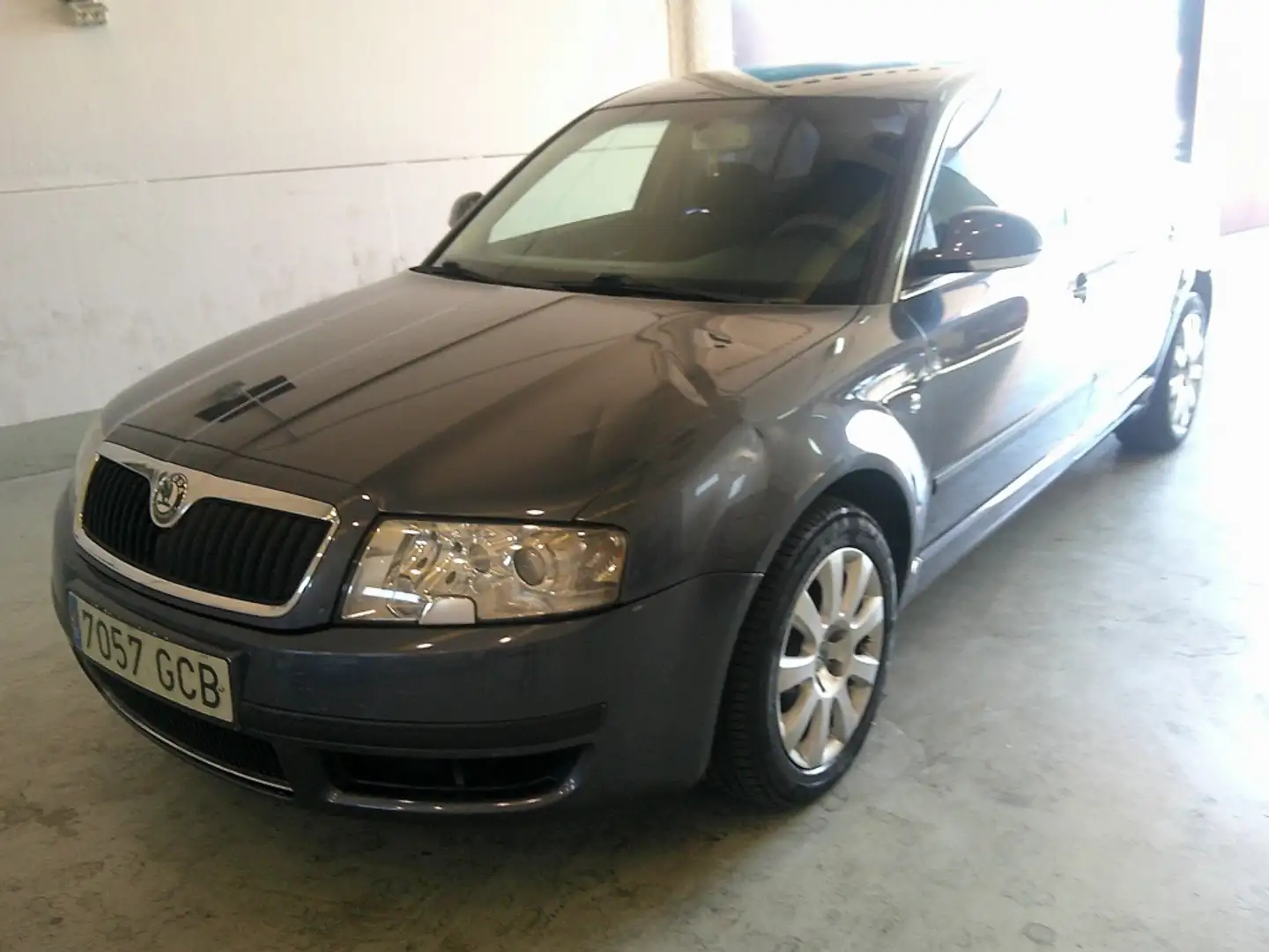 Skoda Superb 1.9TDI Comfort 115 Grijs - 1