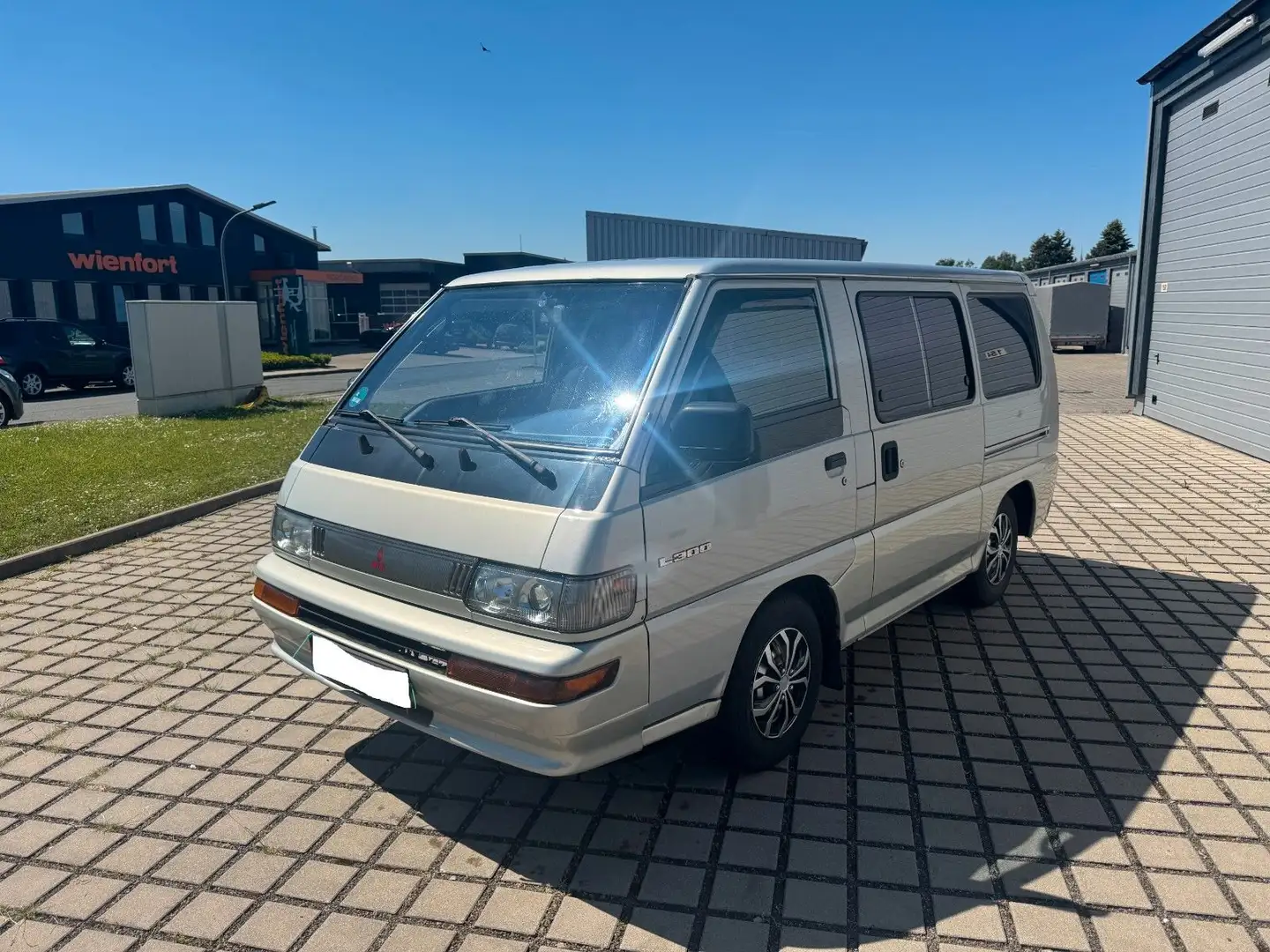 Mitsubishi L300 Srebrny - 1