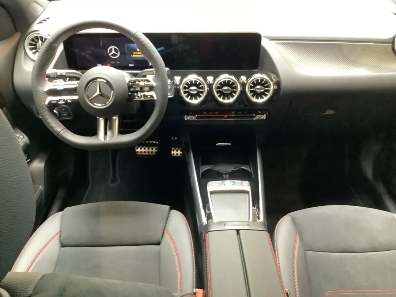 Mercedes-Benz GLA 200 AMG-STYLING+7G+19"AMG-FELGEN+AHK+KAMERA+ 12