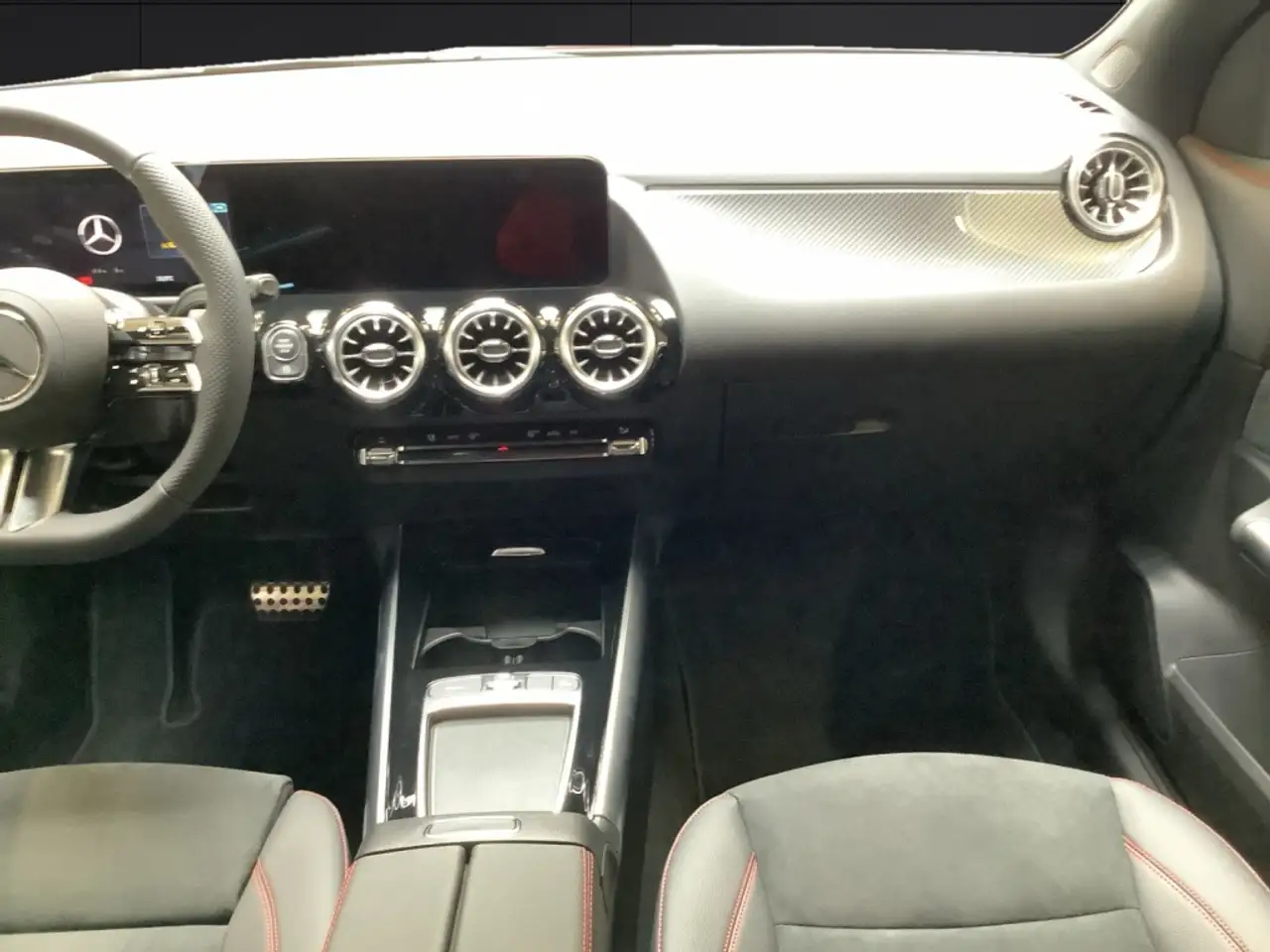 Mercedes-Benz GLA 200 AMG-STYLING+7G+19"AMG-FELGEN+AHK+KAMERA+ 7