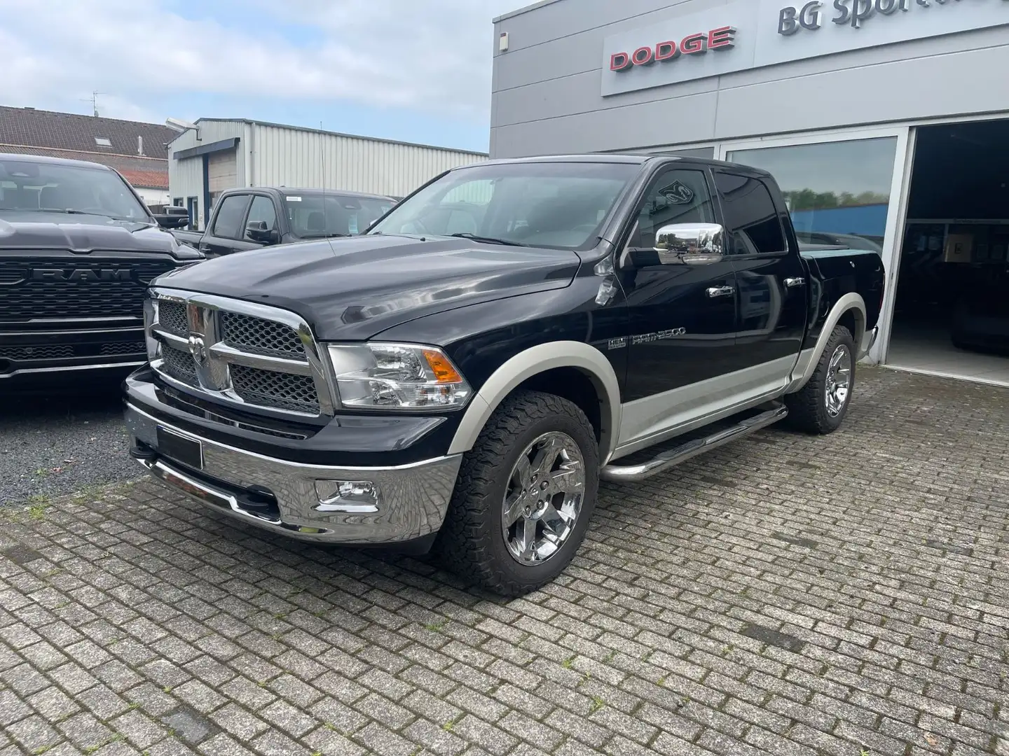 Dodge RAM Laramie Crew Cab 5.7l Hemi V8 4x4 Negro - 1