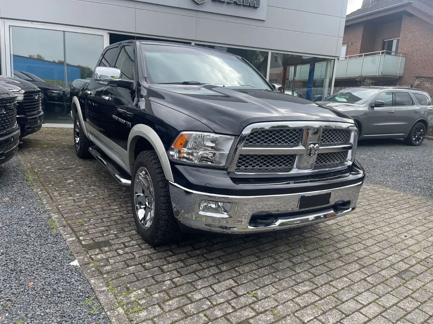Dodge RAM Laramie Crew Cab 5.7l Hemi V8 4x4 Negro - 2