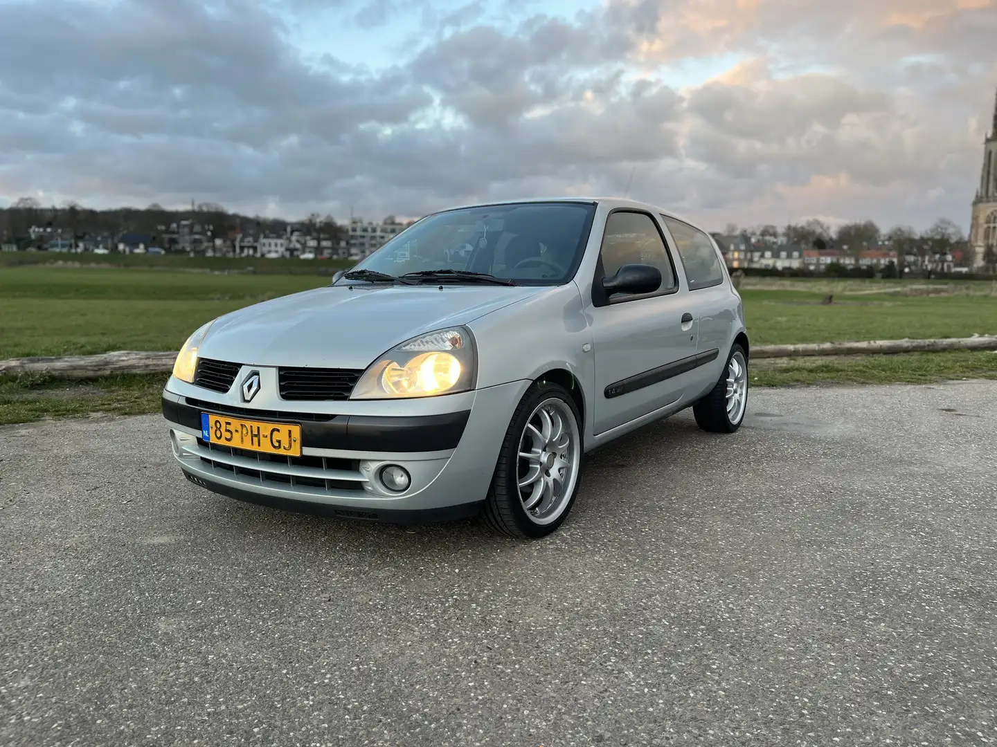 Renault Clio 1.4-16V Auth. Basis Grijs - 1