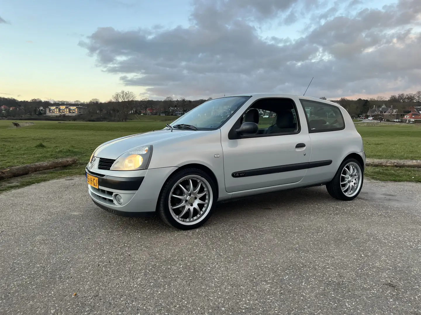 Renault Clio 1.4-16V Auth. Basis Grijs - 2