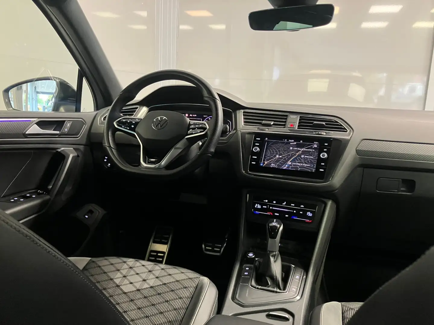 Volkswagen Tiguan 1.5 TSI R-Line Business 1.5TSi DSG | Panoramadak | Grijs - 2