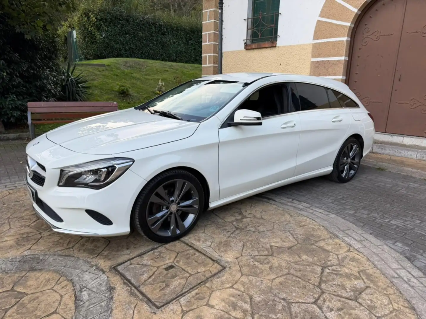 Mercedes-Benz CLA 220 Shooting Brake 220d 4Matic 7G-DCT Blanc - 1