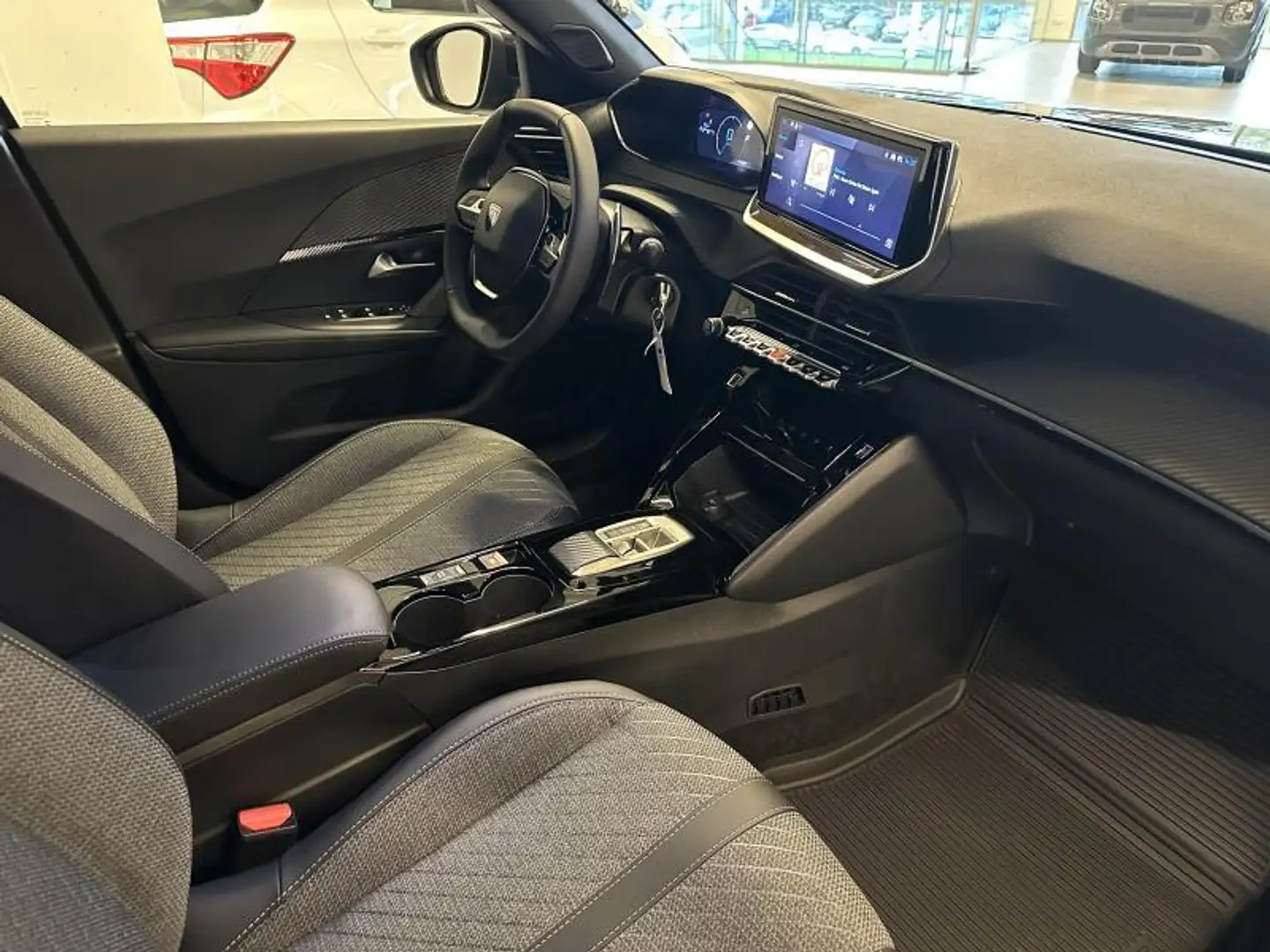 Peugeot 2008 Hybrid 145 e-DCS6 Allure Grau - 2