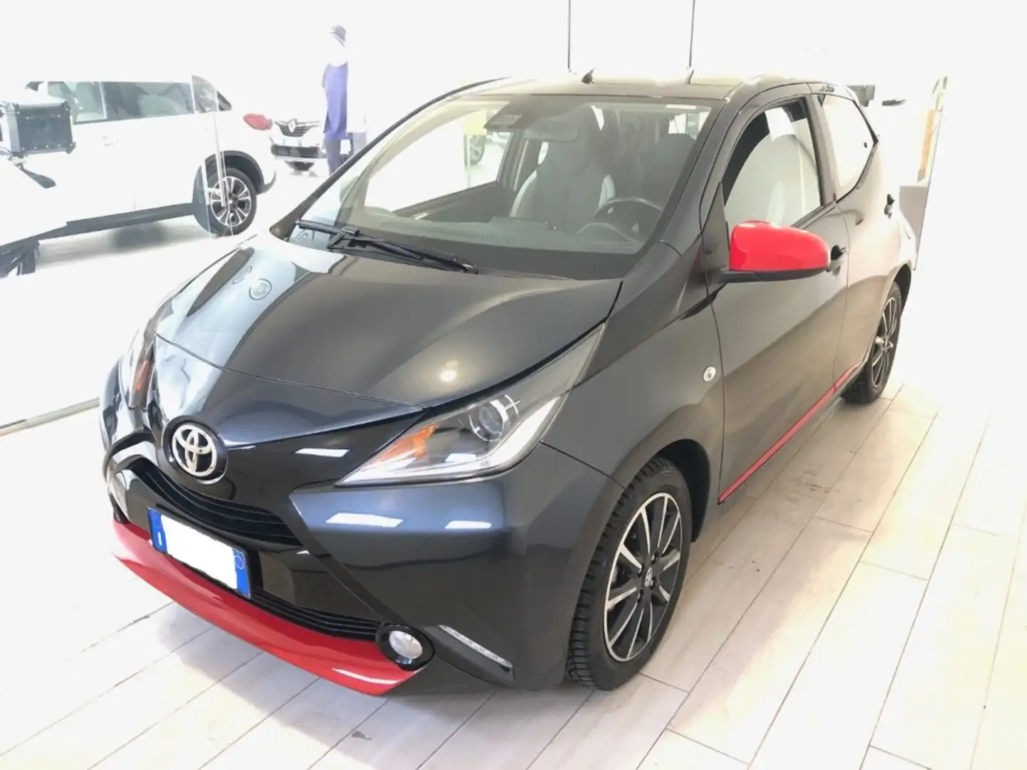 Toyota Aygo 1.0 VVT-i 69 CV 5 porte x-cool TSS MMT Grigio - 1