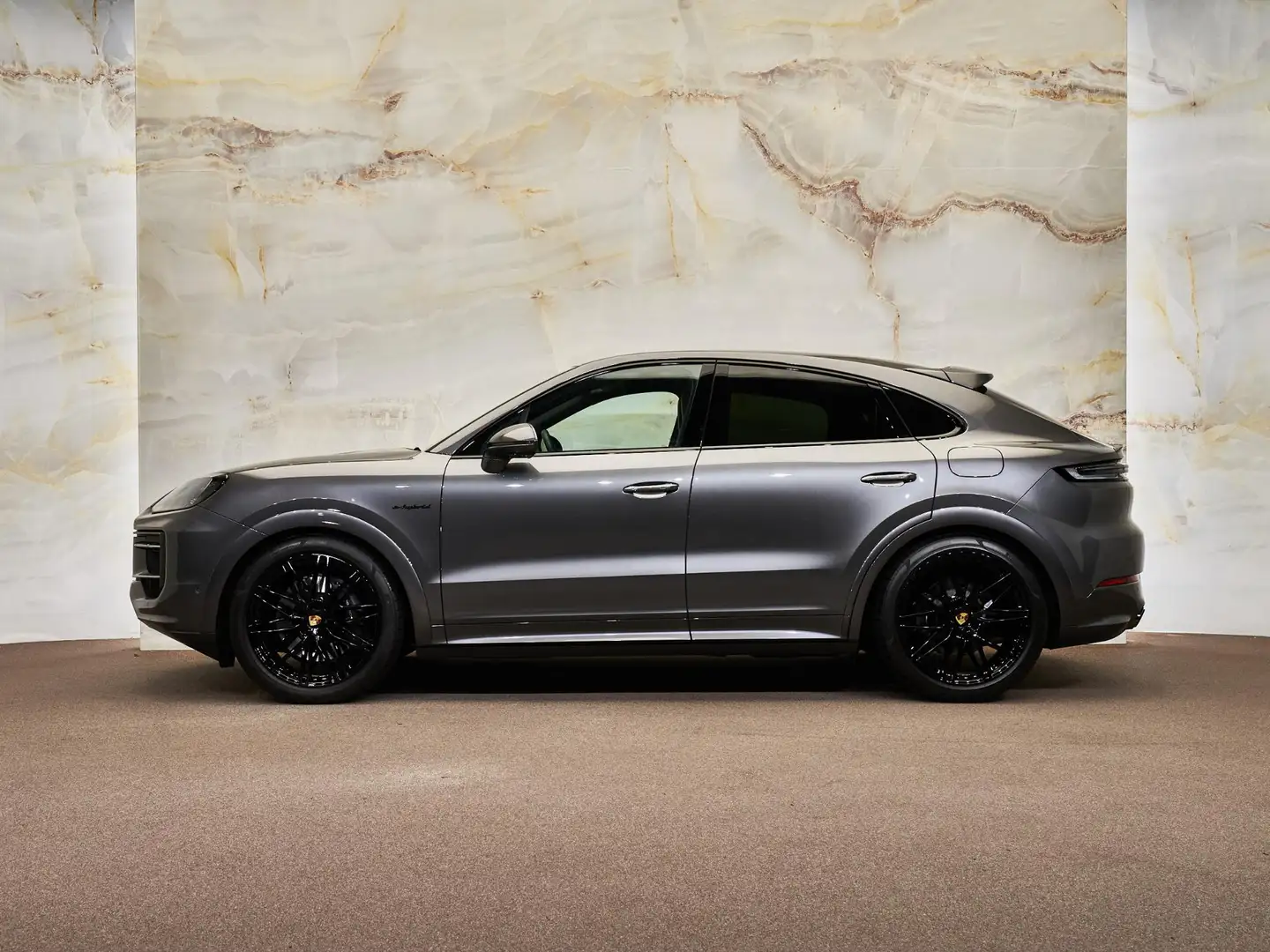 Porsche Cayenne Coupé 3.0 E-Hybrid, SportDesign, 22", tr.haak, Bos Grijs - 2