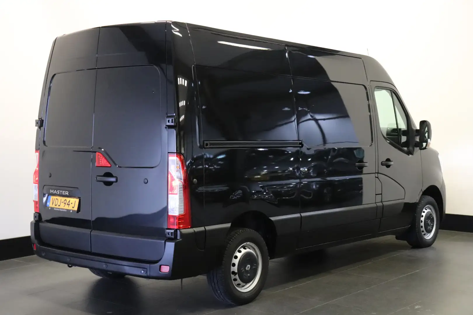 Renault Master 2.3 dCi 135PK L2H2- EURO 6 - Airco - PDC - NAP - € Zwart - 2