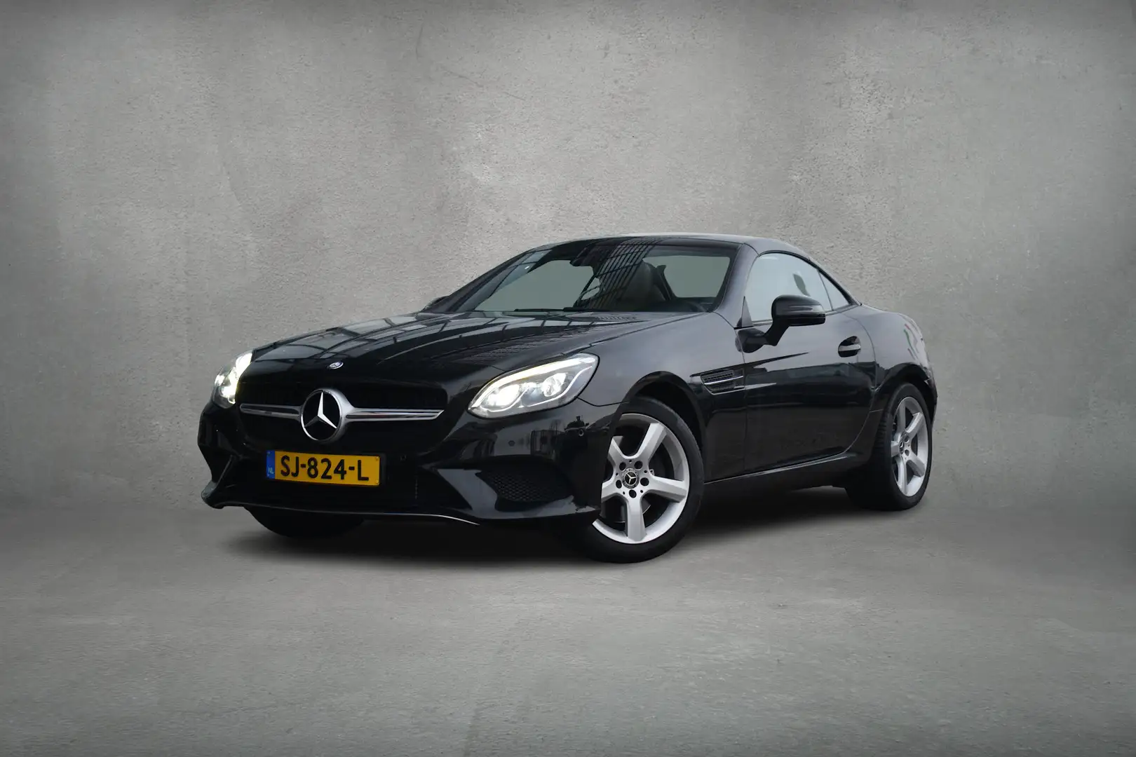 Mercedes-Benz SLC 200 RedArt Edition | Leer | Sportstoelen | Nek- en Sto Zwart - 2