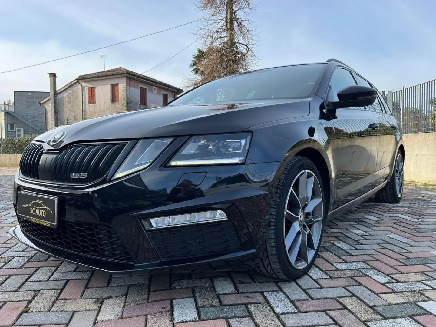 Skoda Octavia 2.0 TDI SCR 184 CV DSG Wagon 4x4 RS Zwart - 1