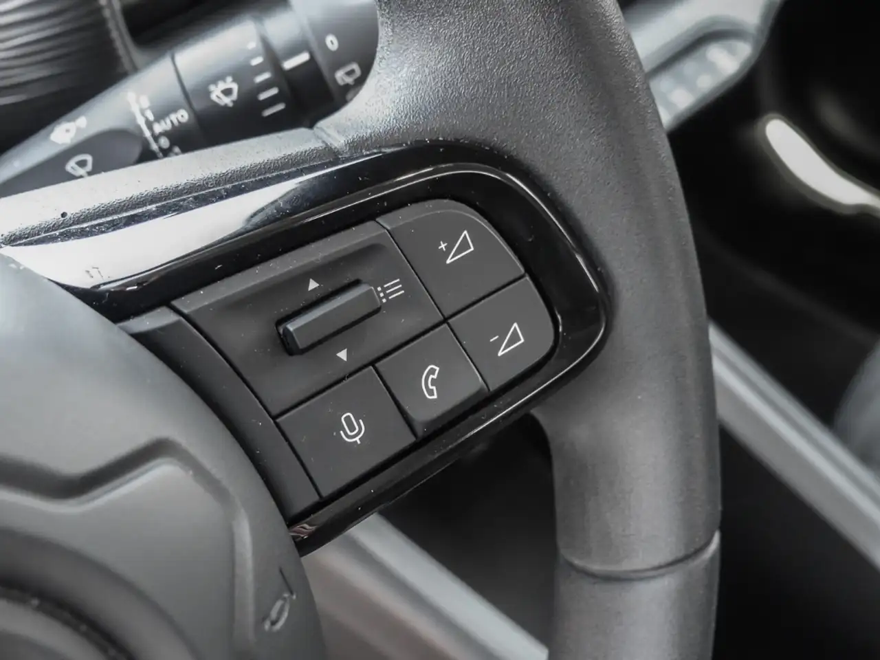 Jeep Avenger Longitude Electric LED Apple CarPlay Android Auto 12