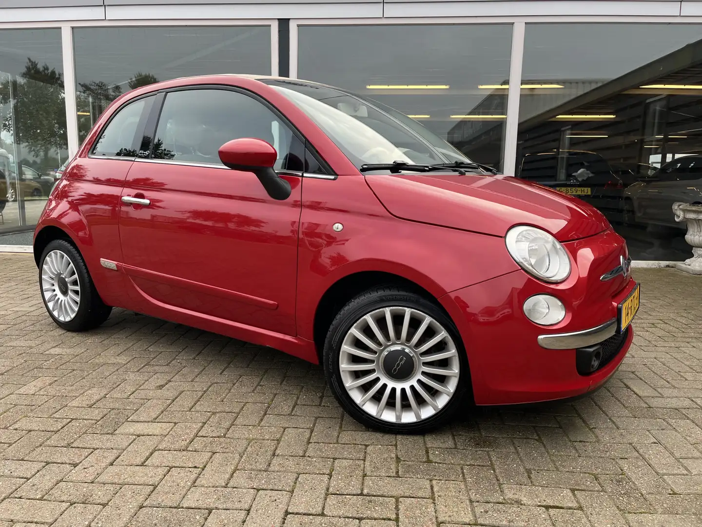 Fiat 500C 0.9 TwinAir Lounge 50% deal 2.975,- ACTIE Half Led Rood - 1