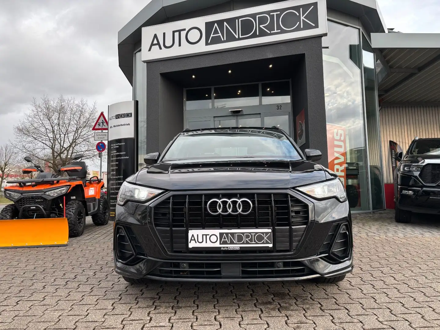 Audi Q3 S Line AUTOM ACC PDC NAVI SHZ AHK 1.HAND Schwarz - 2