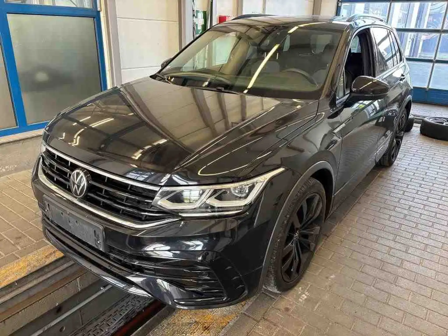 Volkswagen Tiguan 2.0 TDI DSG 4M R-LINE*BLACK-STYLE*AHK*PAN Schwarz - 2
