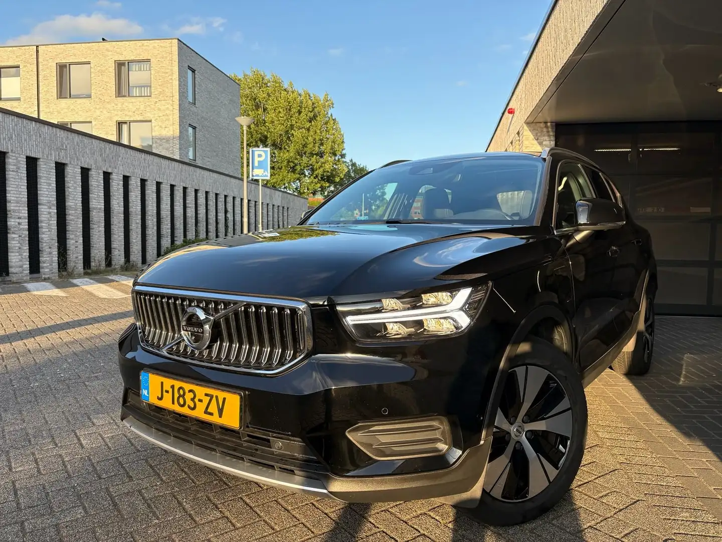 Volvo XC40 T4 Plug-In Hybrid Business Pro Panoramadak | Adapt Zwart - 1