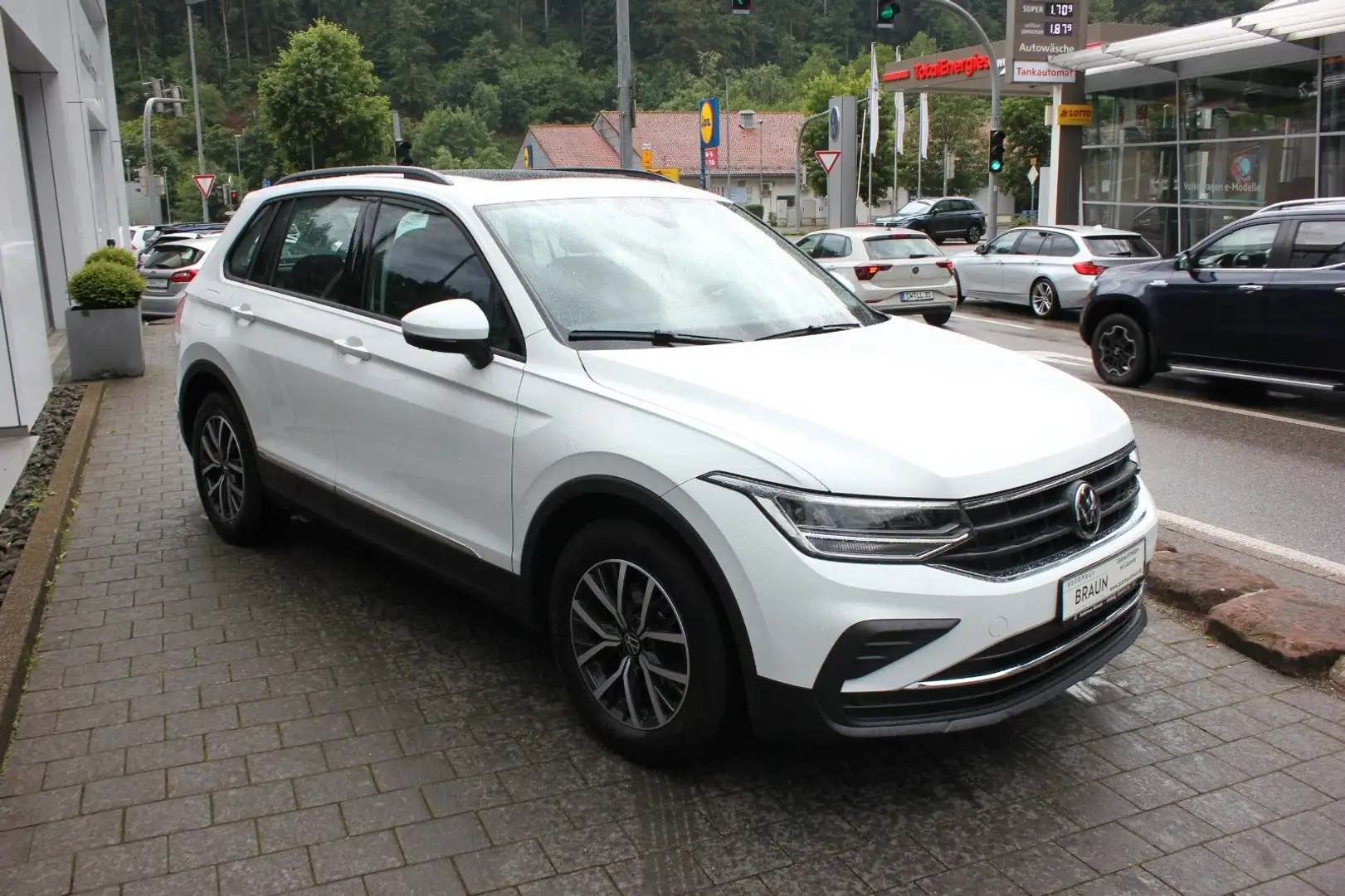 Volkswagen Tiguan Life 2.0 TDI ACC,LED,Panodach,PDC Wit - 2