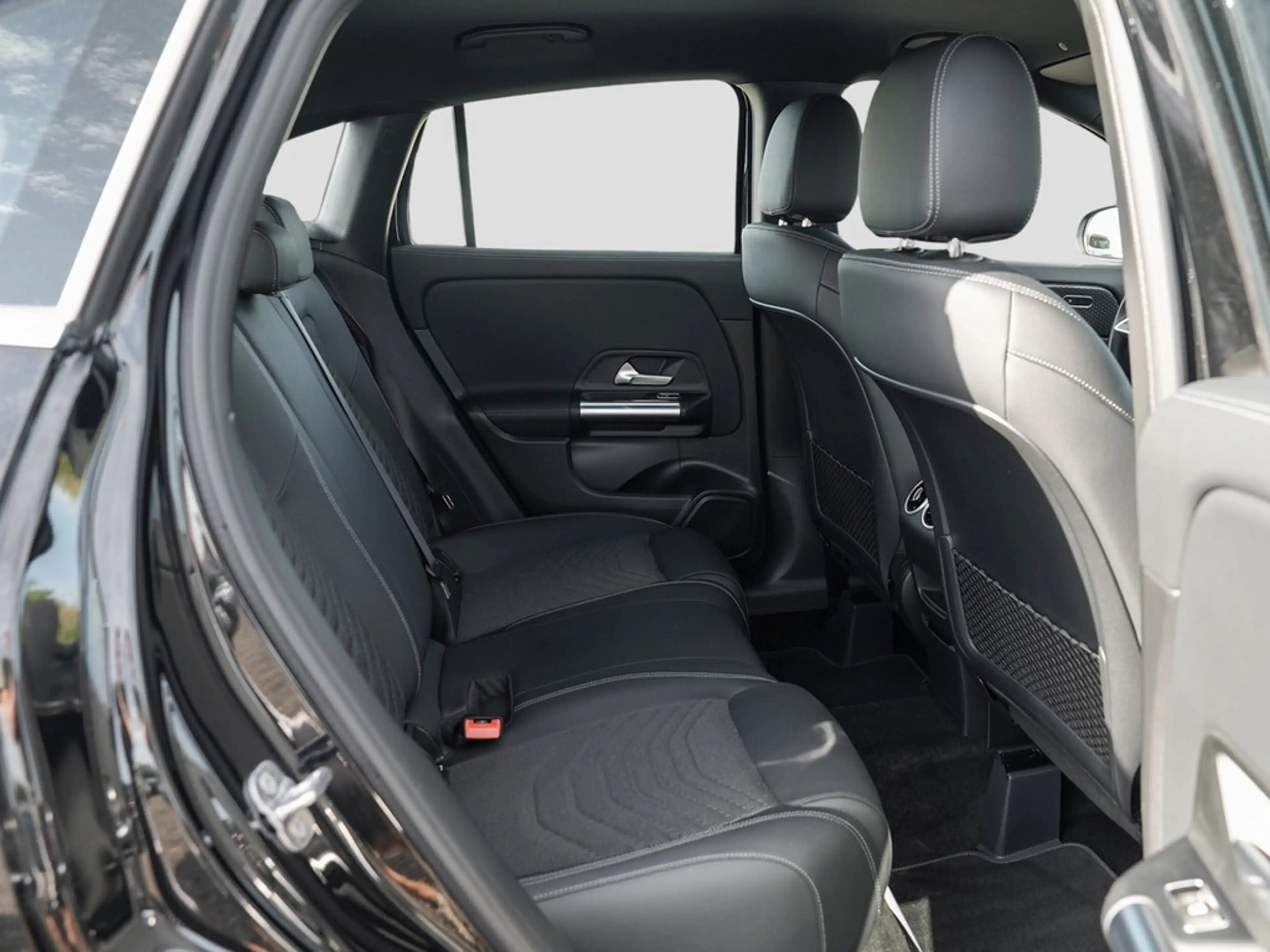 Mercedes-Benz GLA 200 Desingpaket Advanced *LED*AHK*Navi*Kamera*Kessy... — photo 10