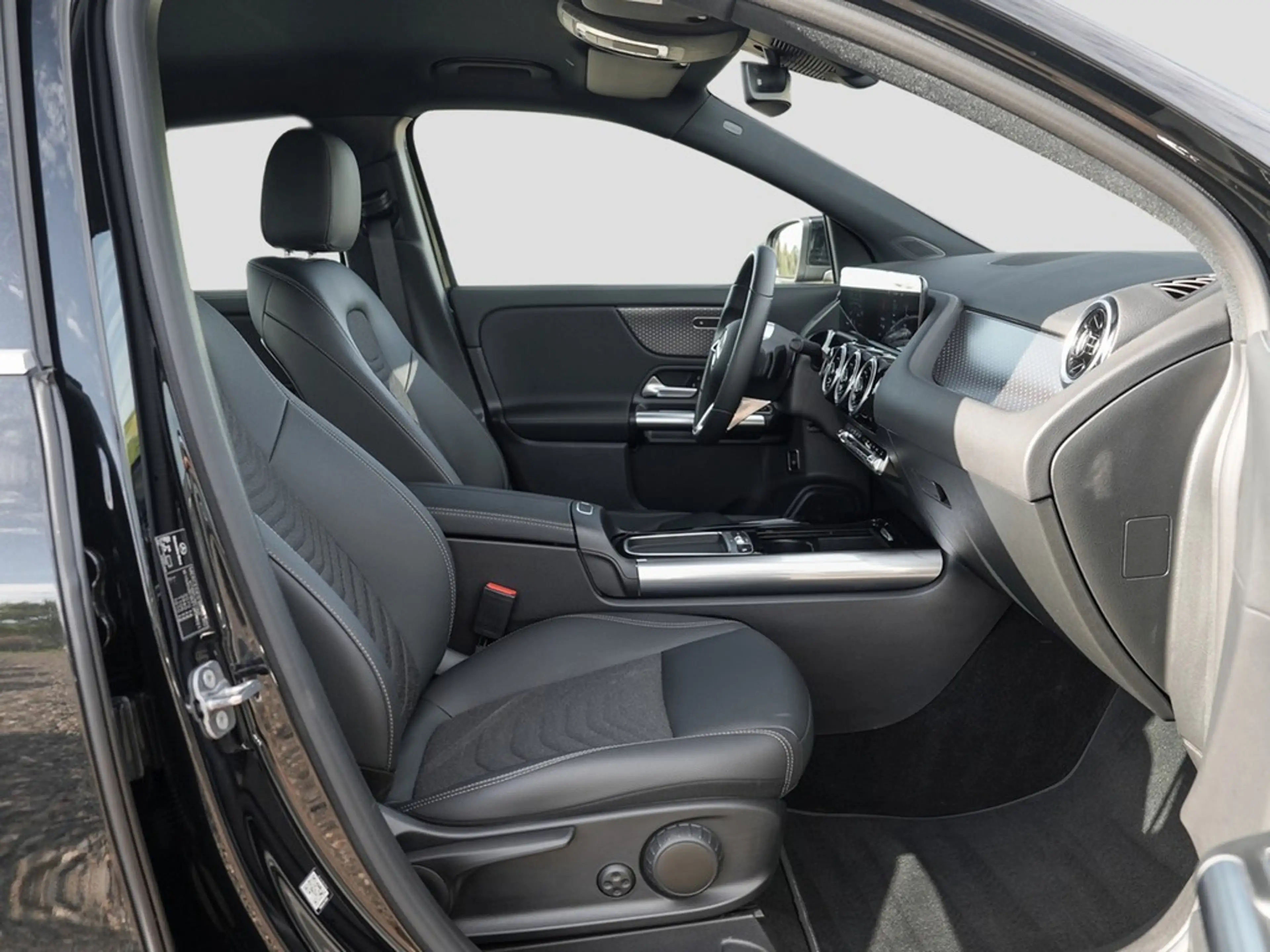 Mercedes-Benz GLA 200 Desingpaket Advanced *LED*AHK*Navi*Kamera*Kessy... — photo 7