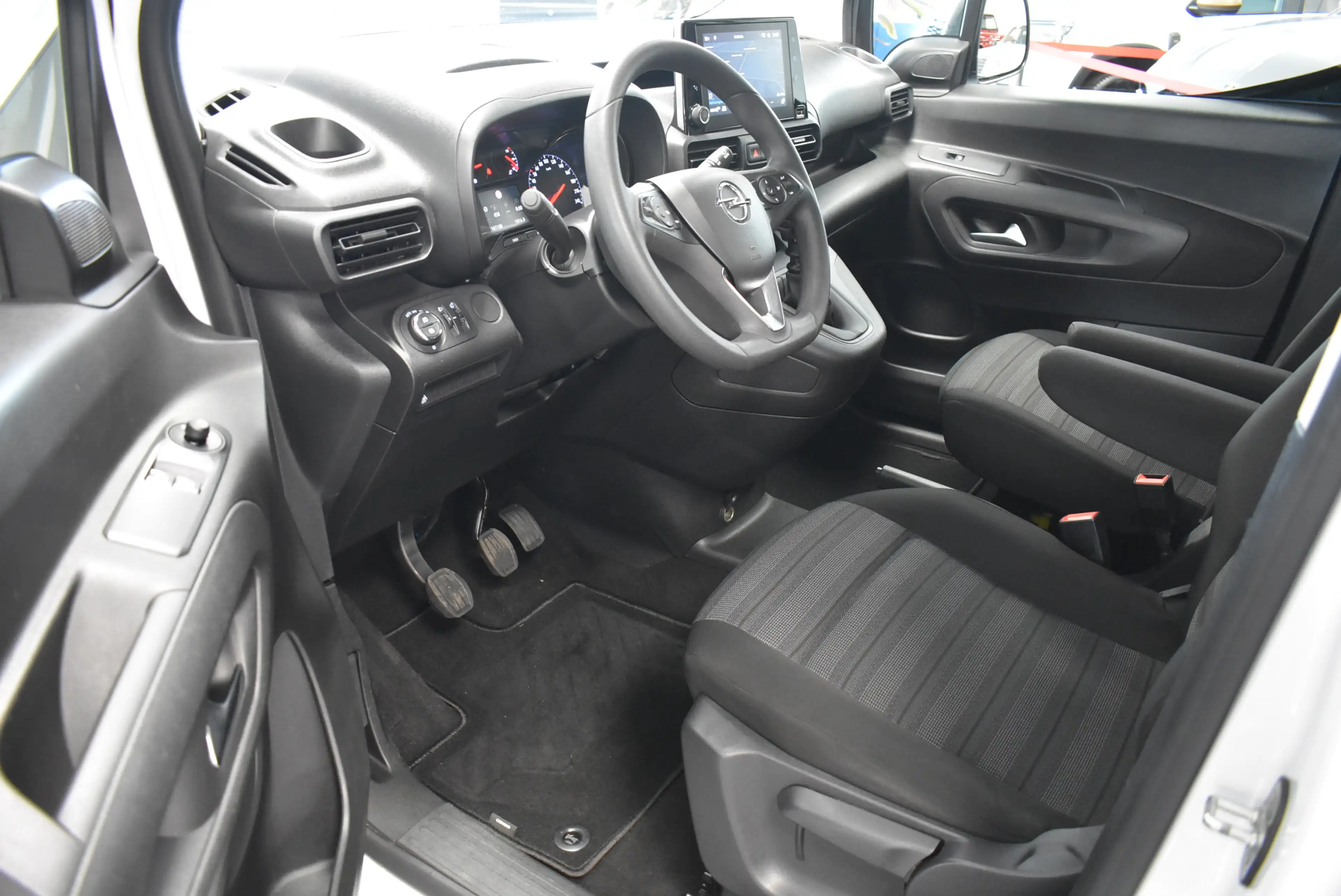 Opel Combo Life 1,5 D Edition 5-Sitze Navi Temp PDC — photo 6