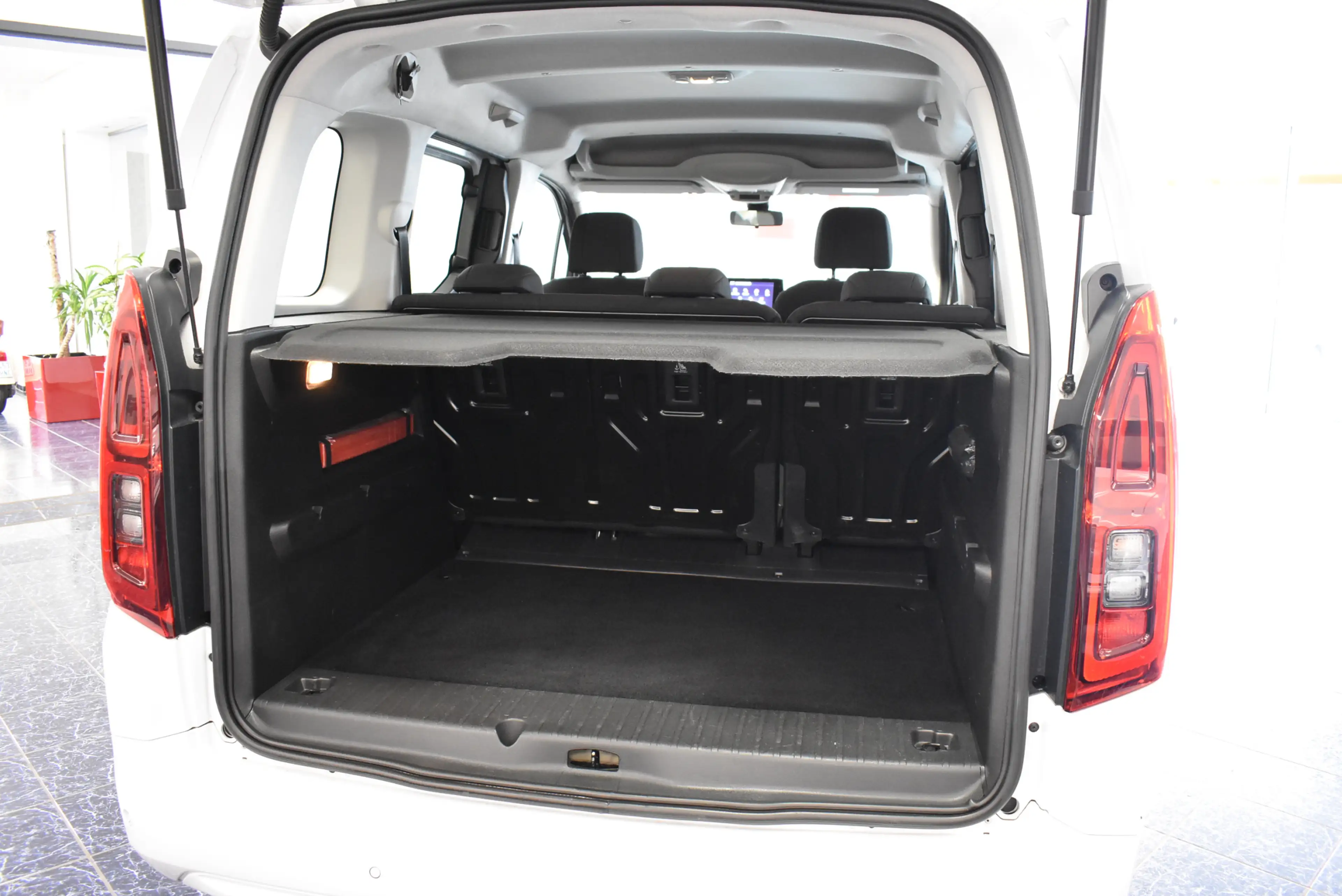 Opel Combo Life 1,5 D Edition 5-Sitze Navi Temp PDC — photo 15