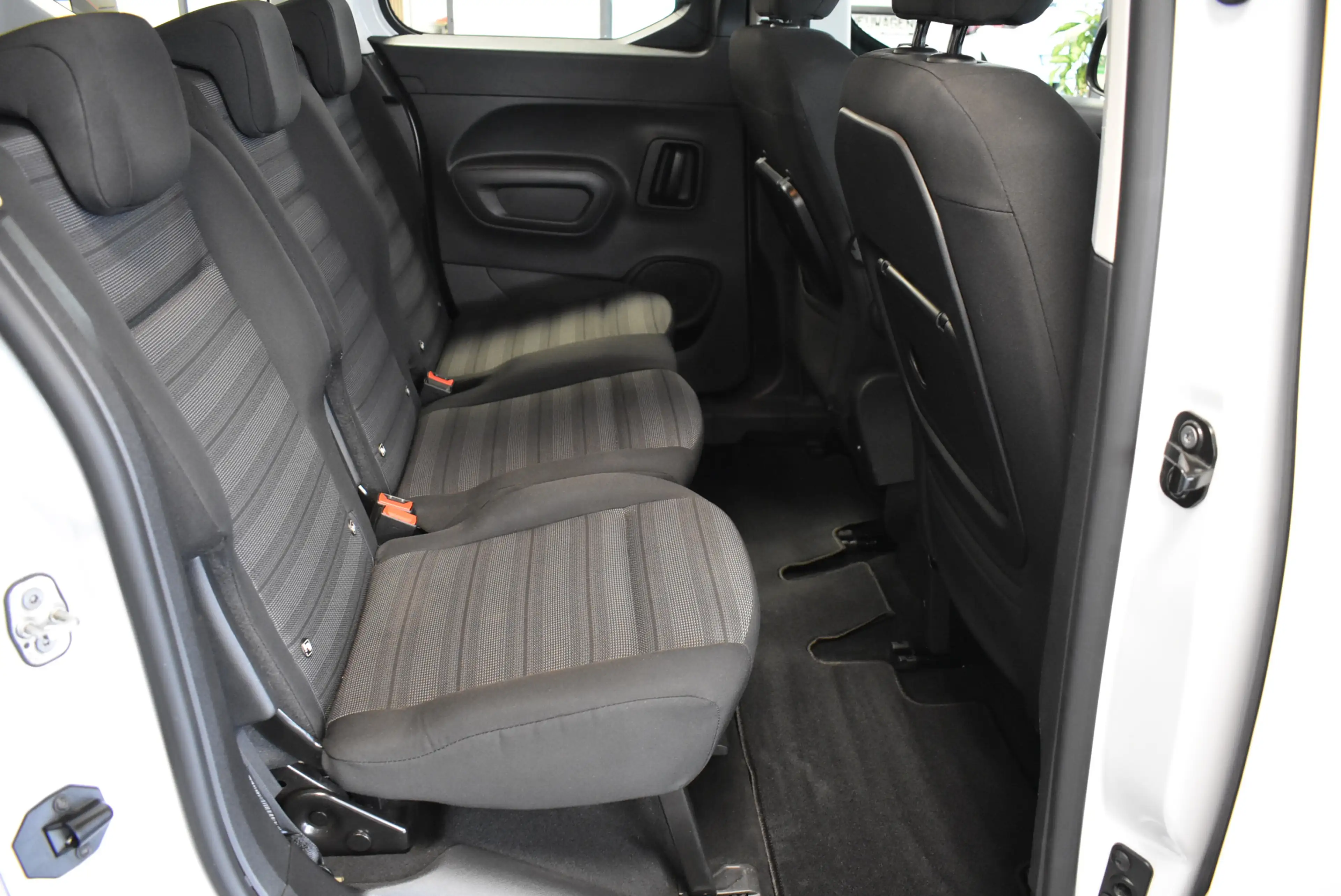 Opel Combo Life 1,5 D Edition 5-Sitze Navi Temp PDC — photo 14