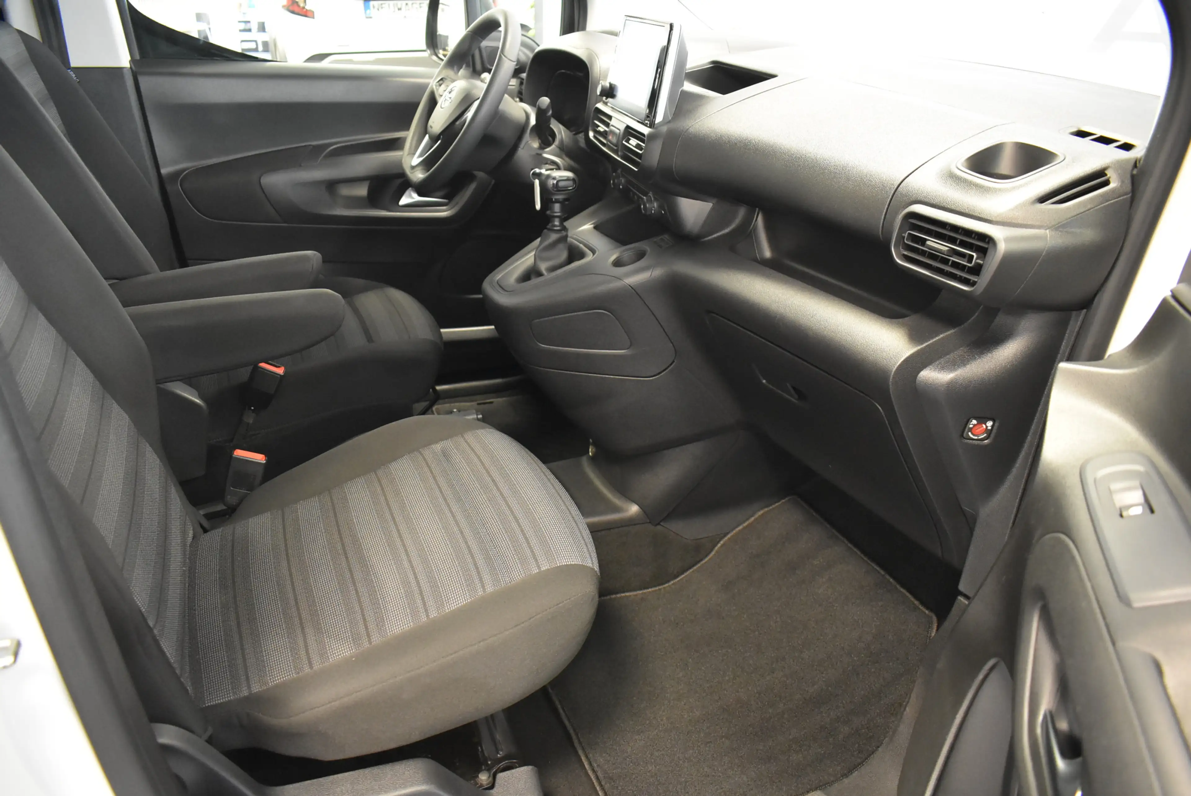 Opel Combo Life 1,5 D Edition 5-Sitze Navi Temp PDC — photo 7