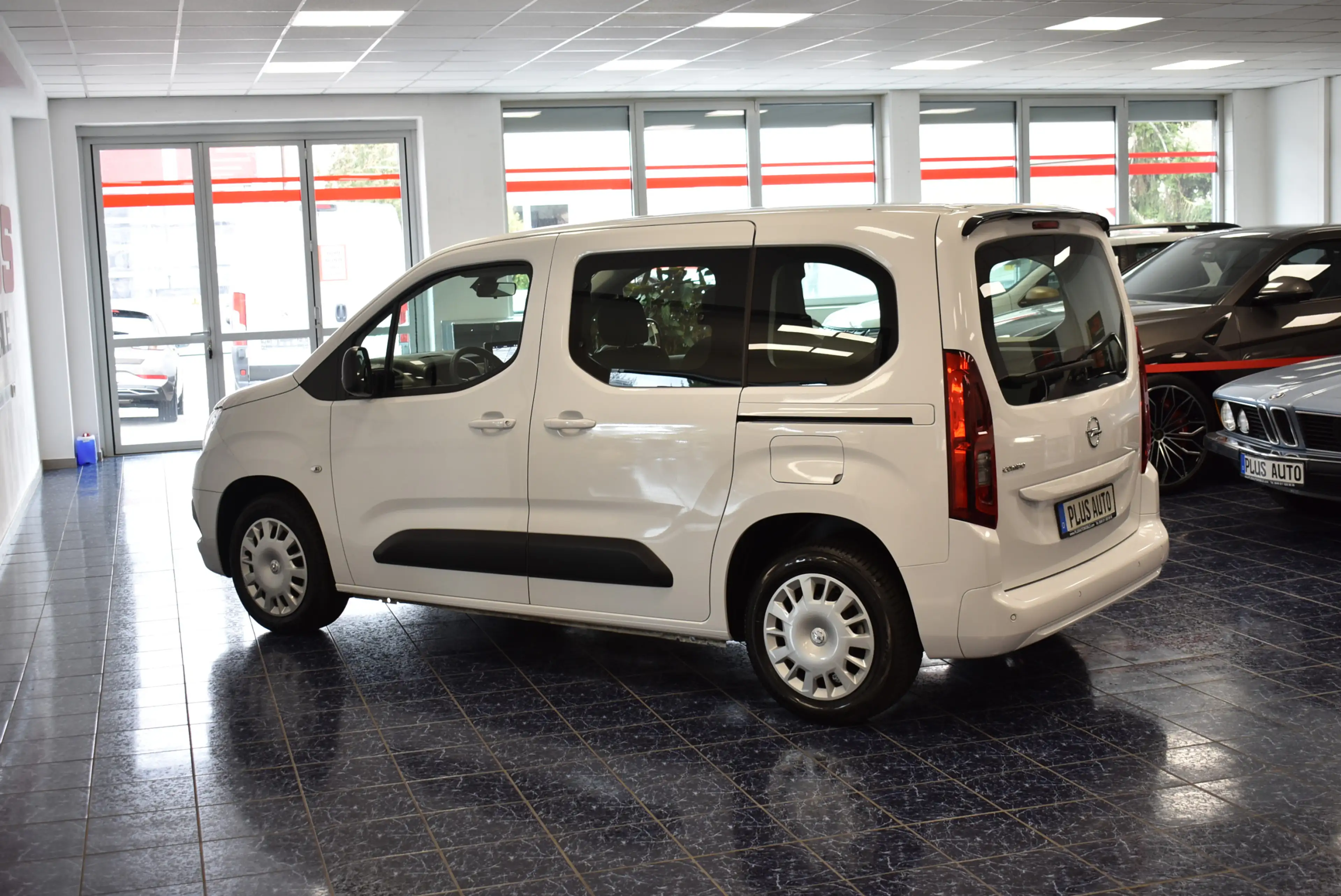 Opel Combo Life 1,5 D Edition 5-Sitze Navi Temp PDC — photo 2