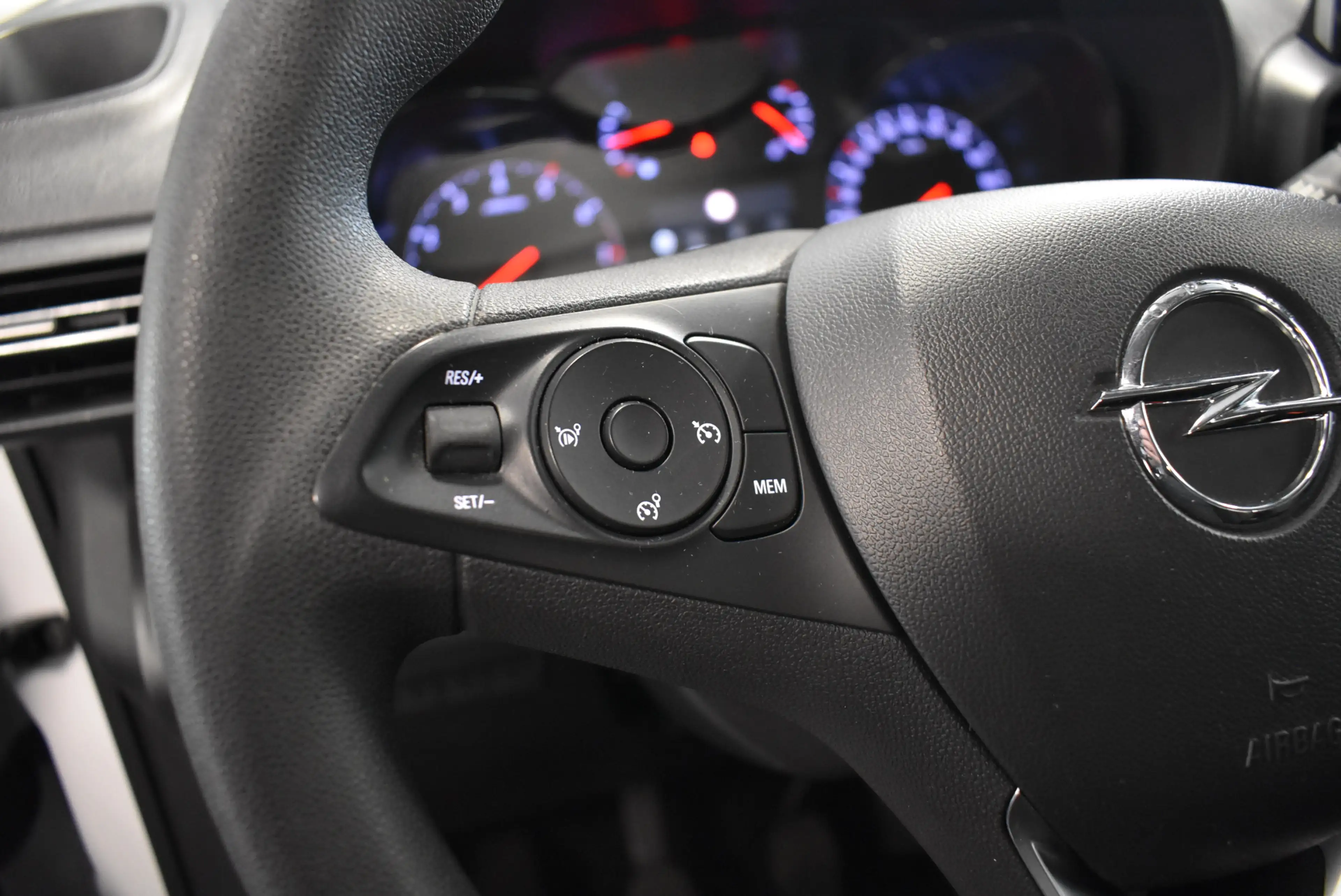 Opel Combo Life 1,5 D Edition 5-Sitze Navi Temp PDC — photo 11