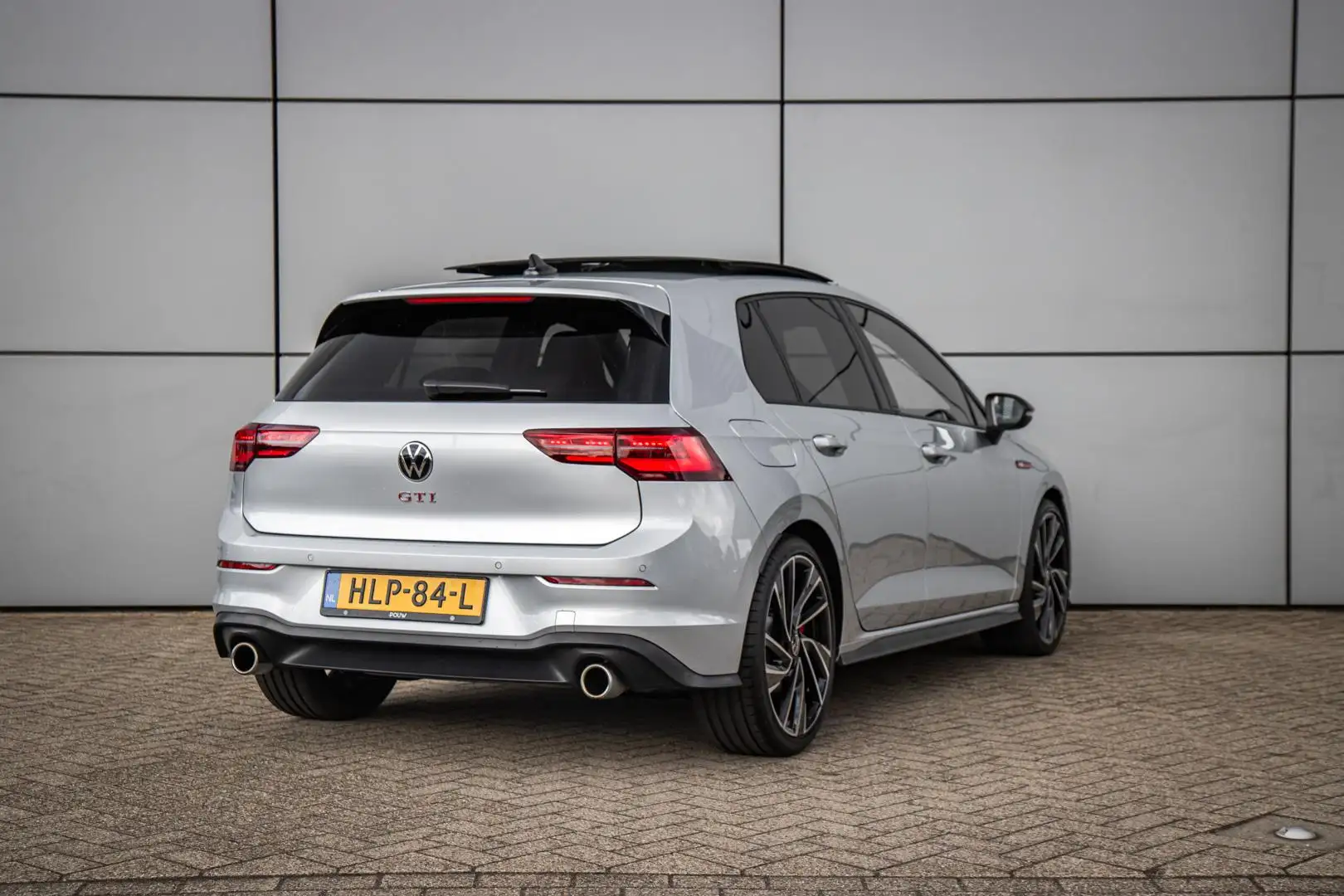 Volkswagen Golf GTI 2.0 TSI 245pk DSG | Panoramadak | Achteruitrijcame Grijs - 2