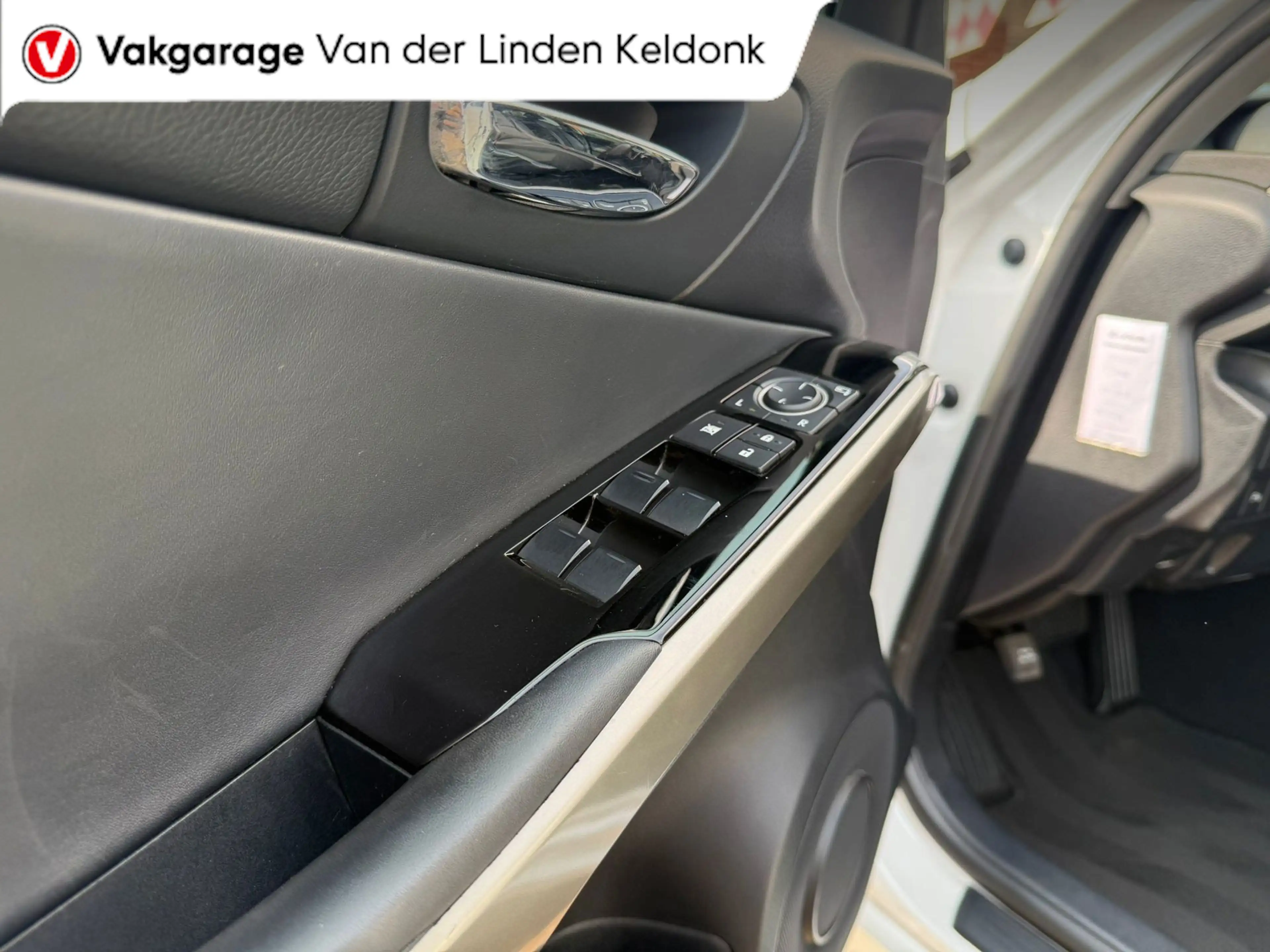 Lexus IS 300 300h Business 2.5 Hybr 2016 Cruise — photo 13