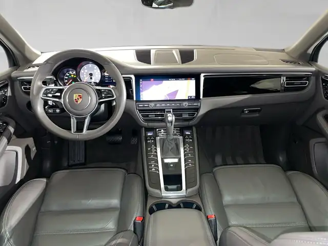 Porsche Macan view 4