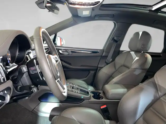 Porsche Macan view 3