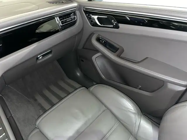 Porsche Macan view 8